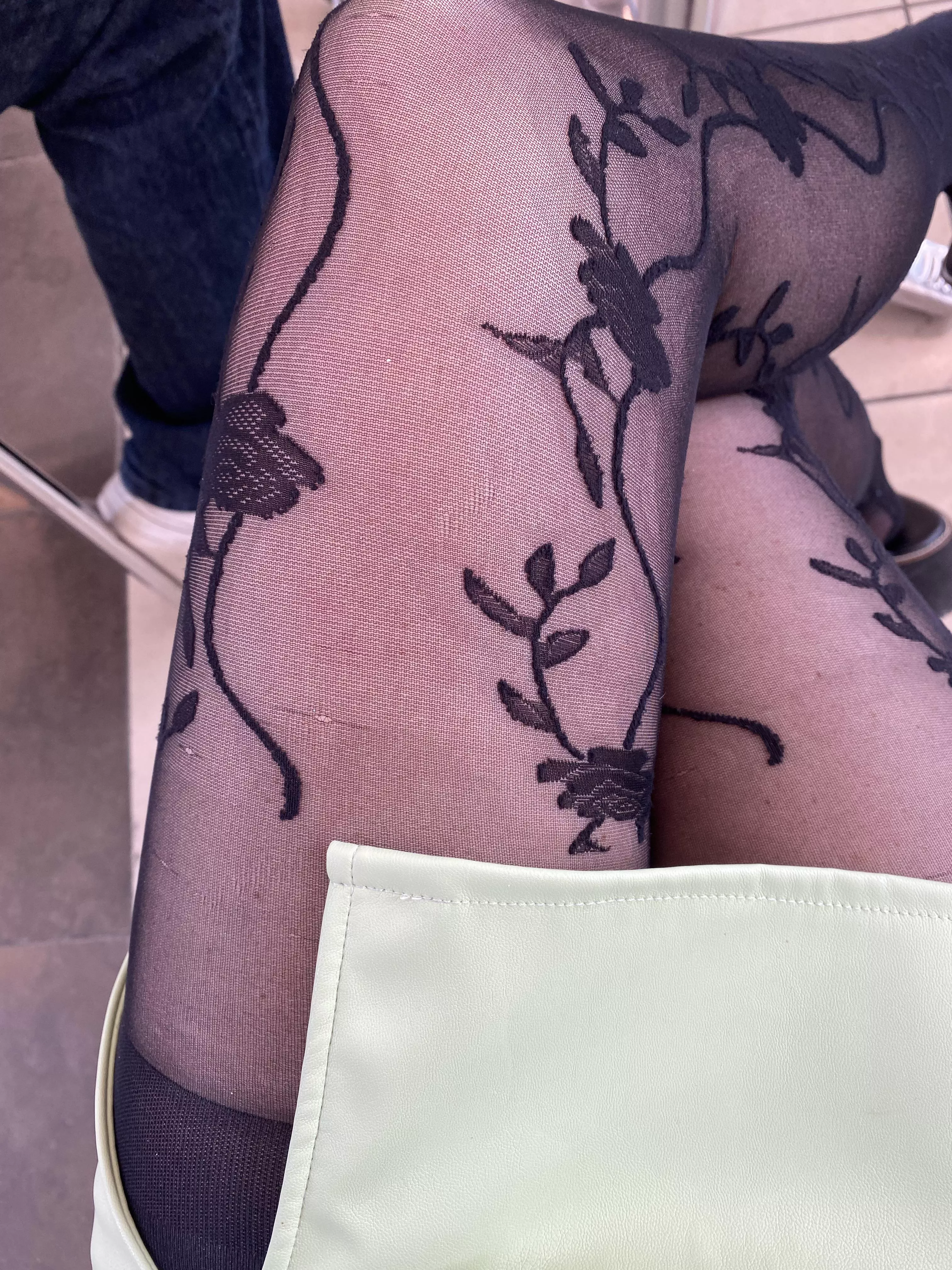 See my Pretty flowered stockings ðŸ–¤ðŸ¥€