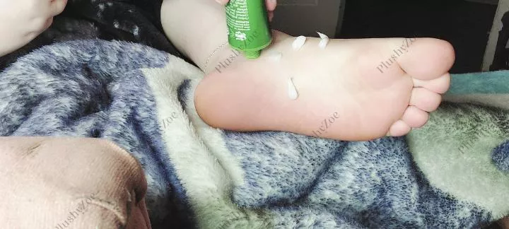 [selling] don't you want to watch me rub my lotion in? available now for sock/ shoe wear, feet fetish content available.