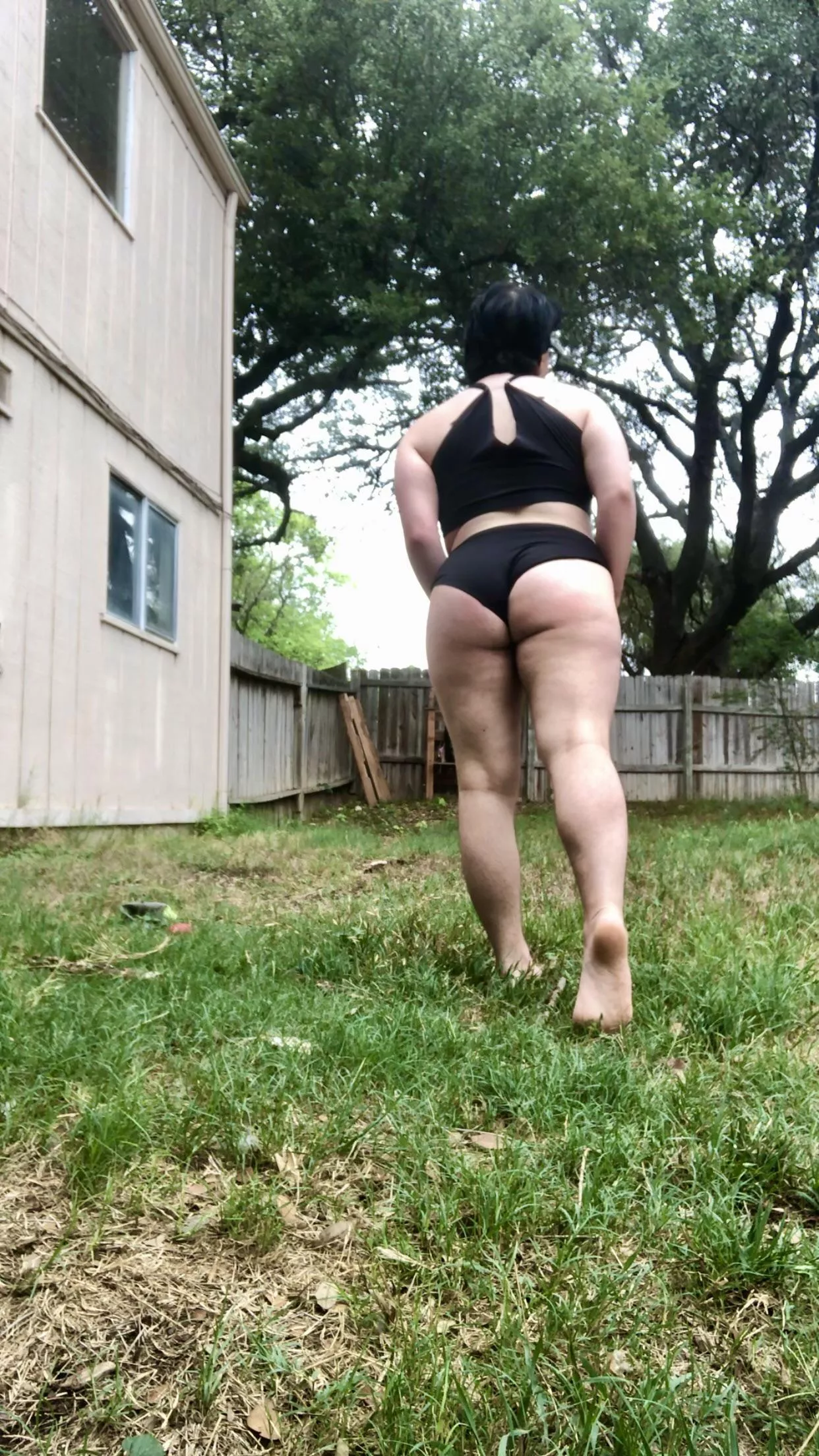 [Selling] My backyard is huge and perfect for filming if you like a little extra risk with your pics/videos 👀 Custom content available now 🖤