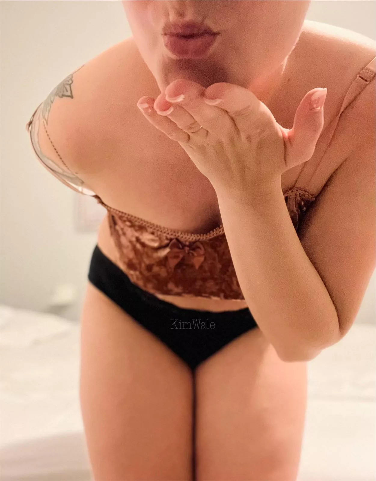 [Selling] Physical items & custom content. Check out my profile for more ðŸ’‹