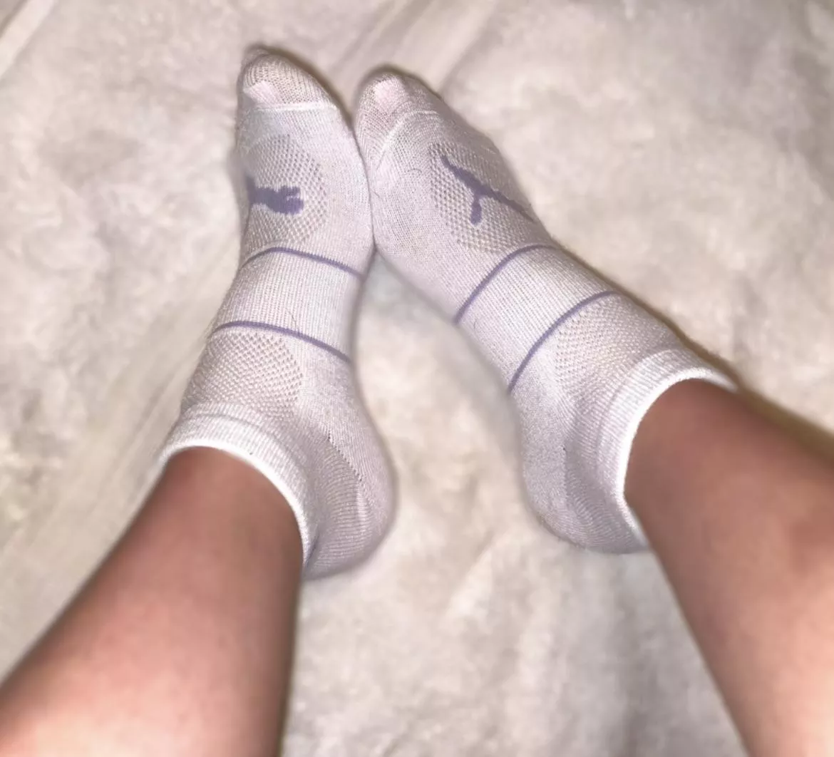 [selling] these white ankle socks are sweaty and ready for you, come take a sniff!ðŸ¤©