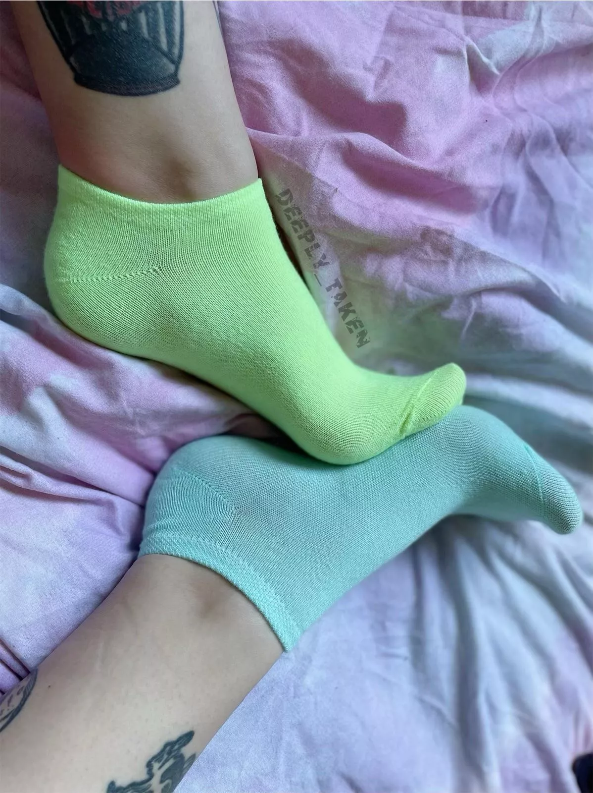 [Selling] [UK] 💚 Worn Socks 💙 Many different coloured Ankle Socks! 💚 Mix and Match 💙 Customisable . Fetish Friendly . International Shipping and Vac Sealed 💙 DM/Message or Kik/Wire Deeply_Taken