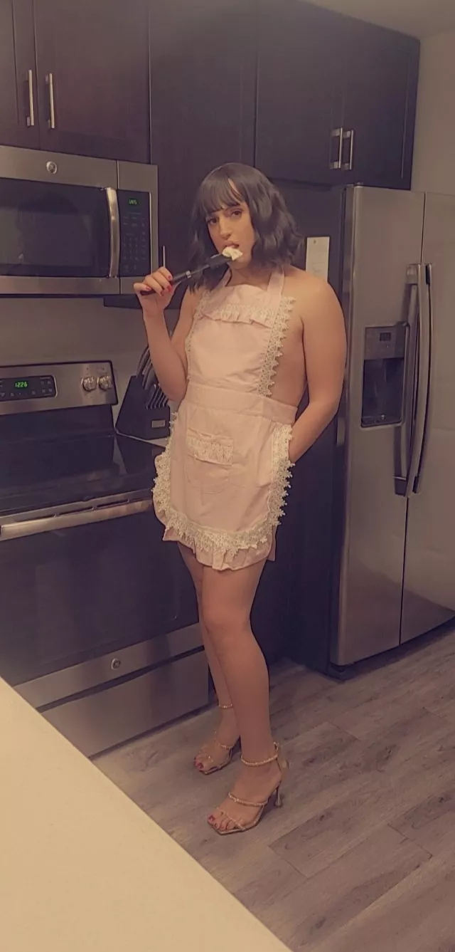 Serving daddy makes this sissy so horny 🧁🤤