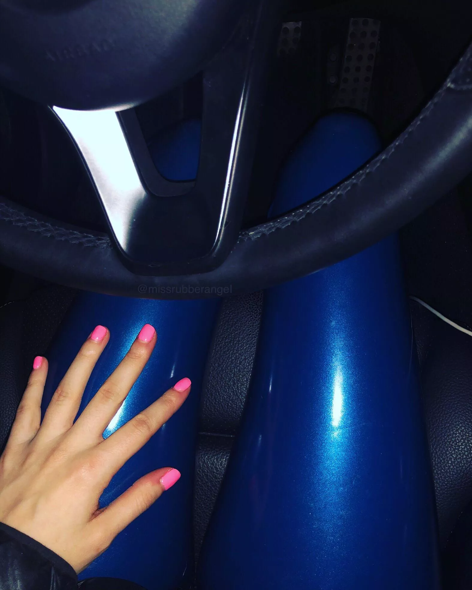 Shiny bleu pants and pink nails Insta: missrubberangel