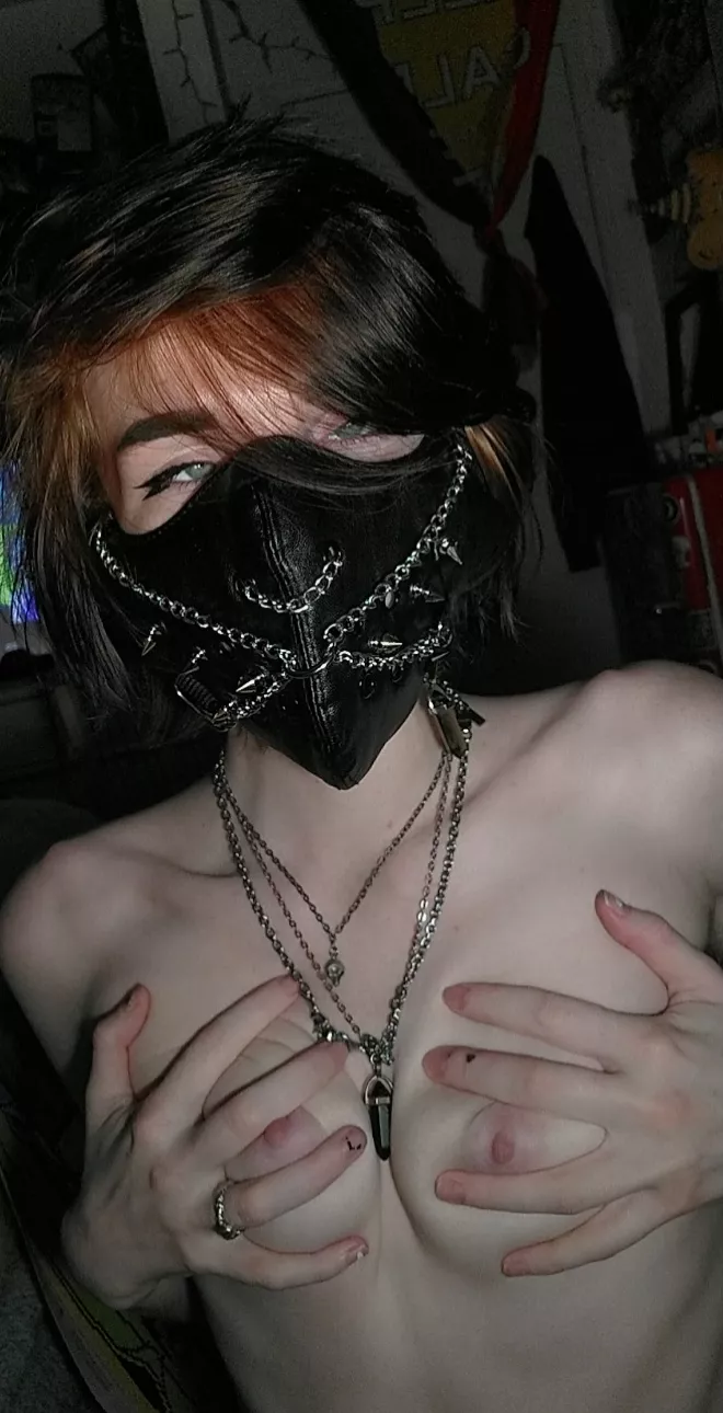 Short hair and a sexy mask <3