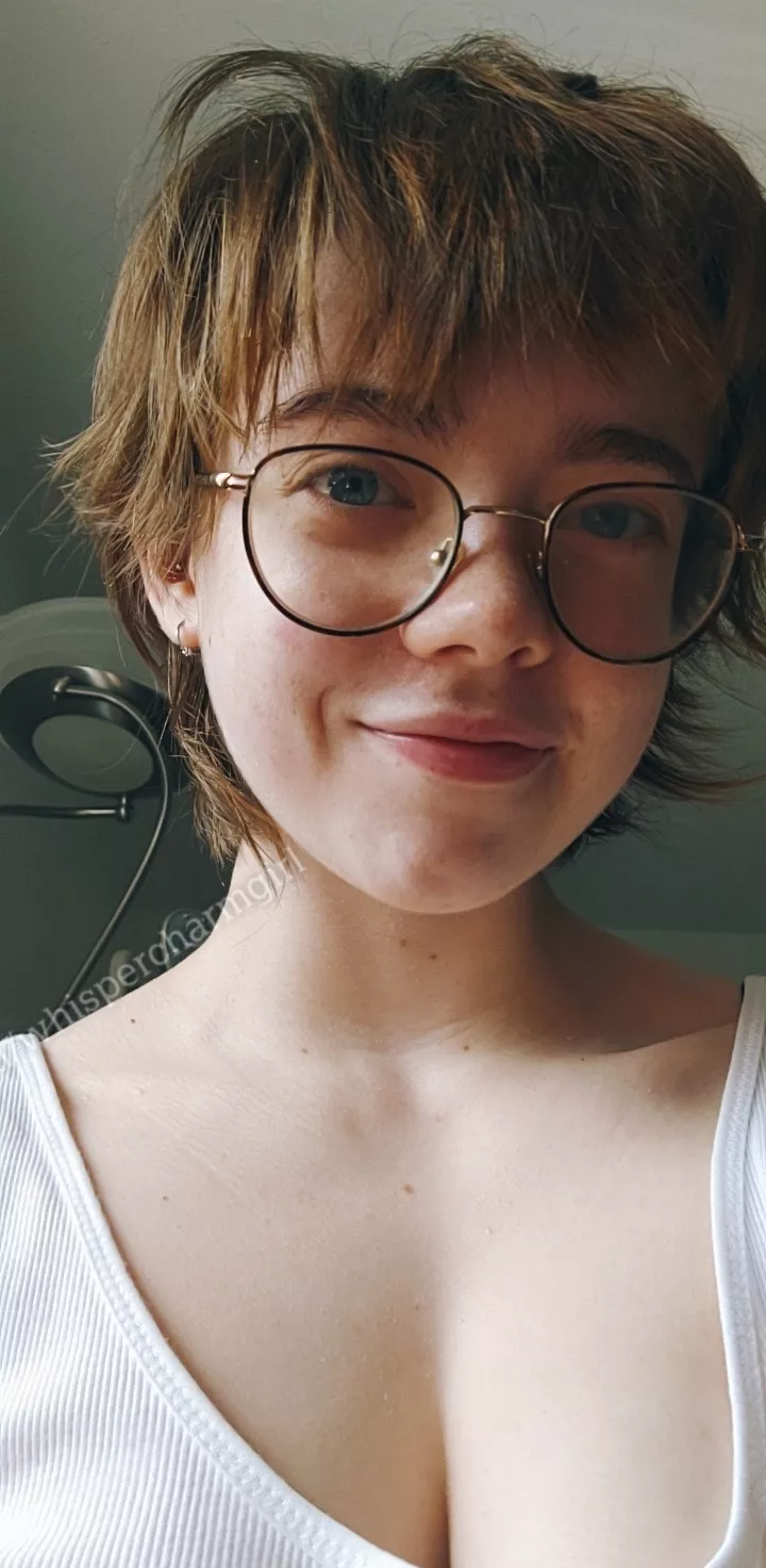 short hair and glasses ❤️❤️ (20F)