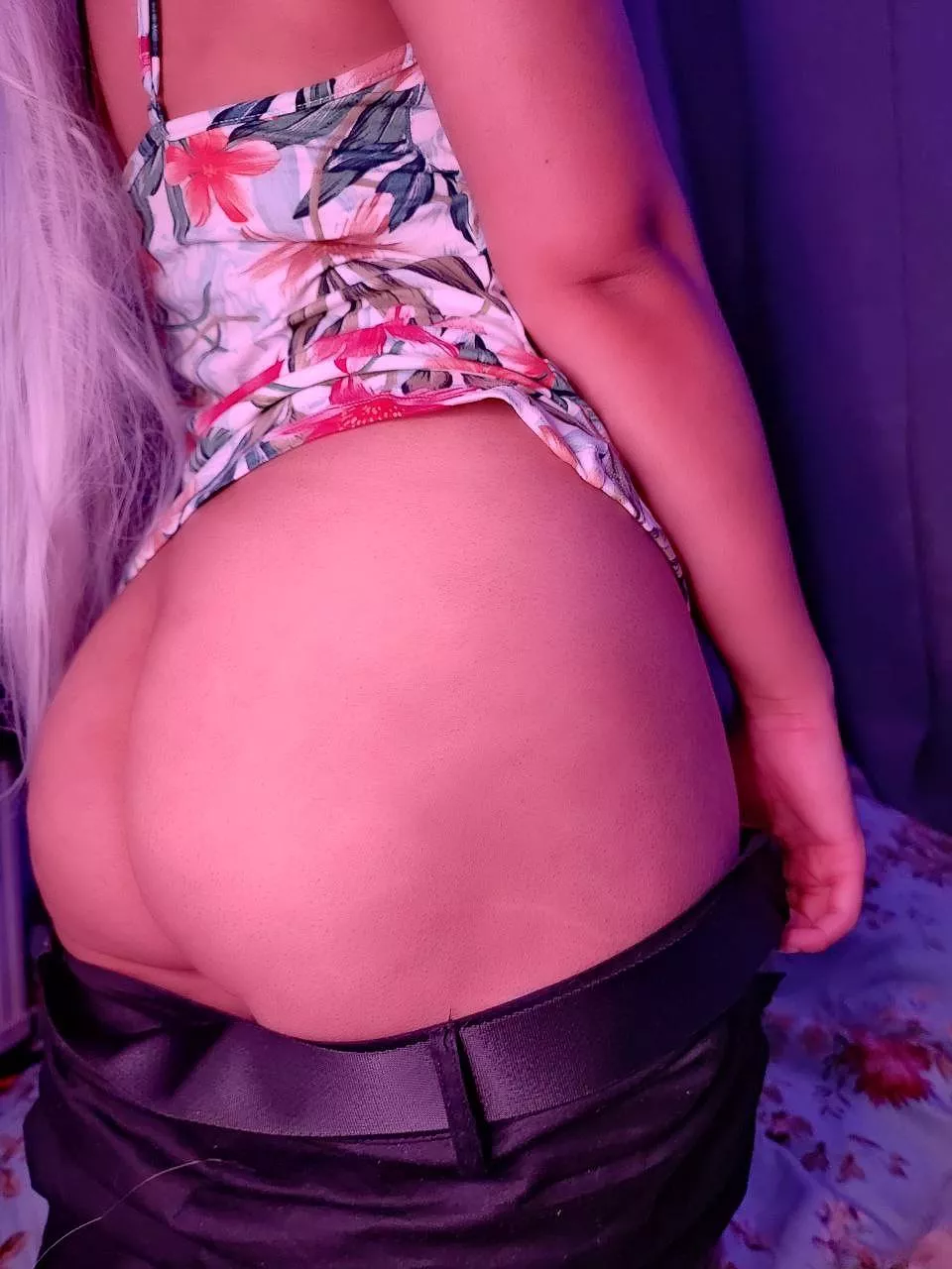 Should I squish your face with my juicy phat ass