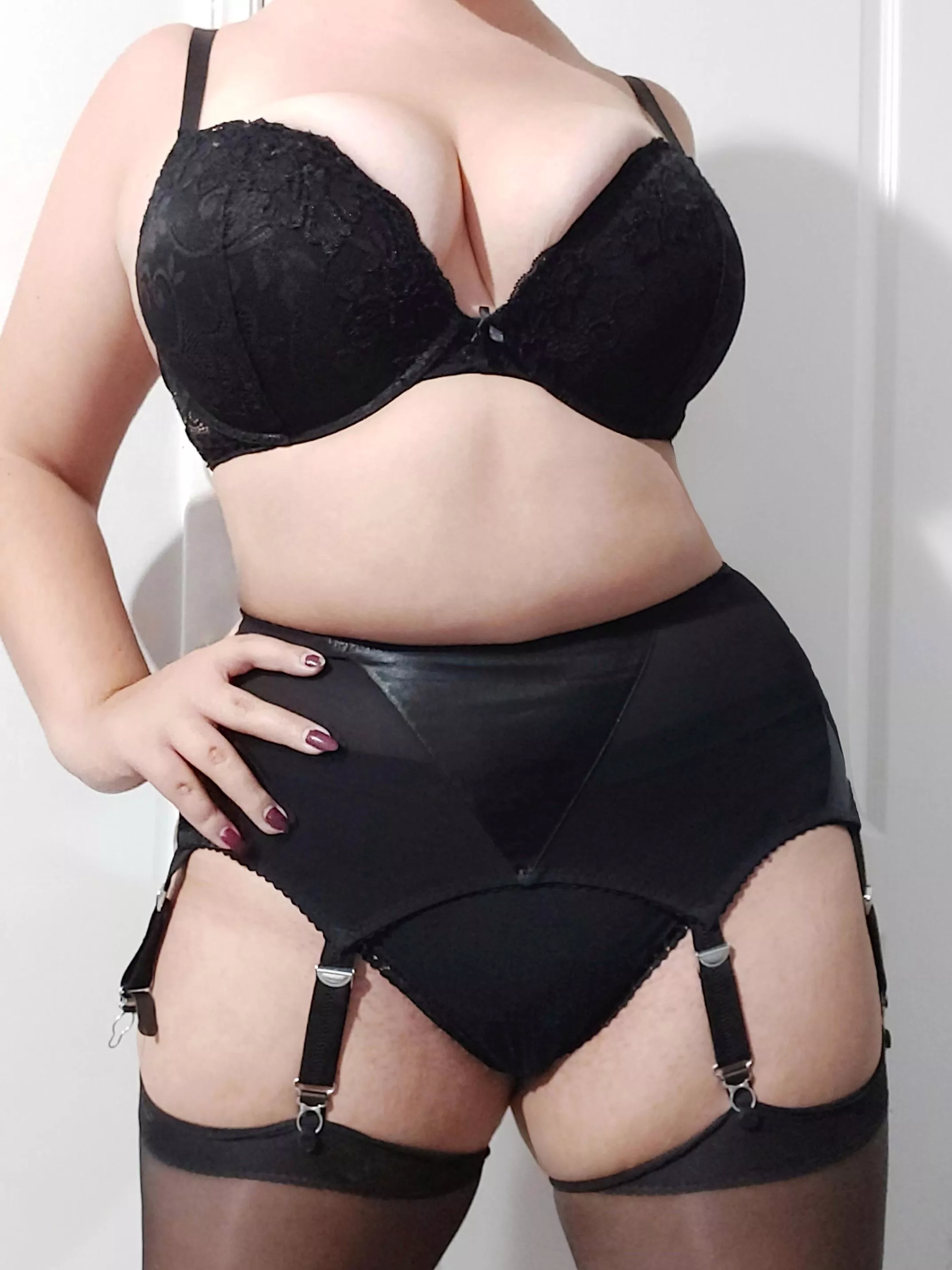 showing off my curves in this sexy lingerie 😘