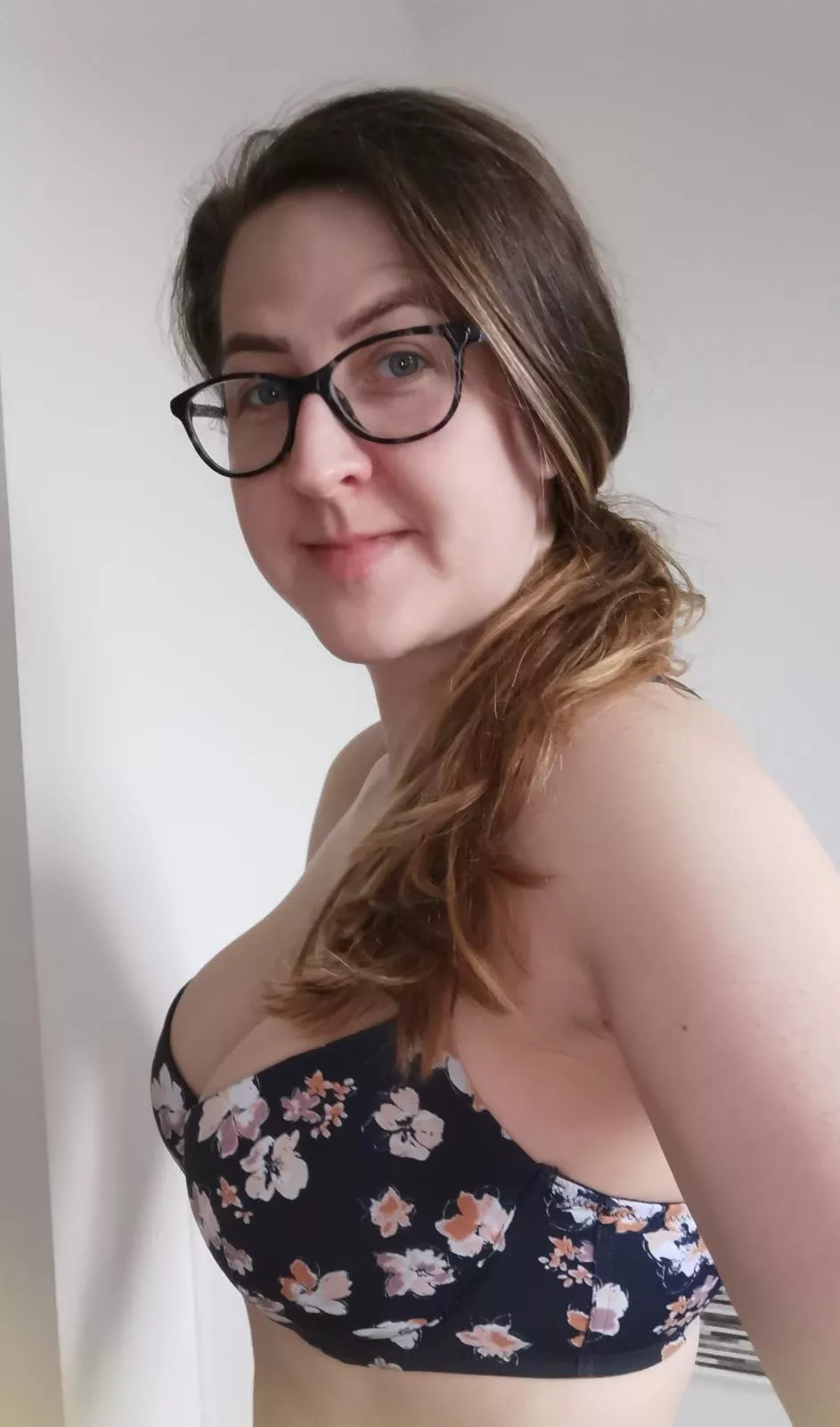 Showing wifes nudes to tribbers with 2nd screen. Kik: her_proud_hubby