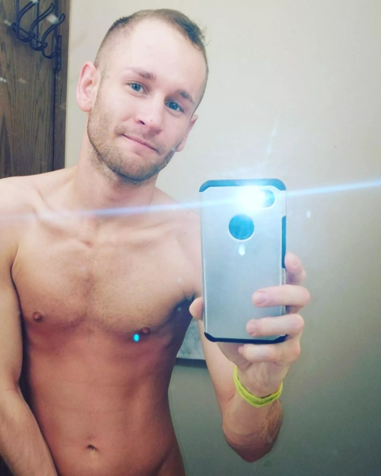 [single (28) male] from Fargo, ND hmu