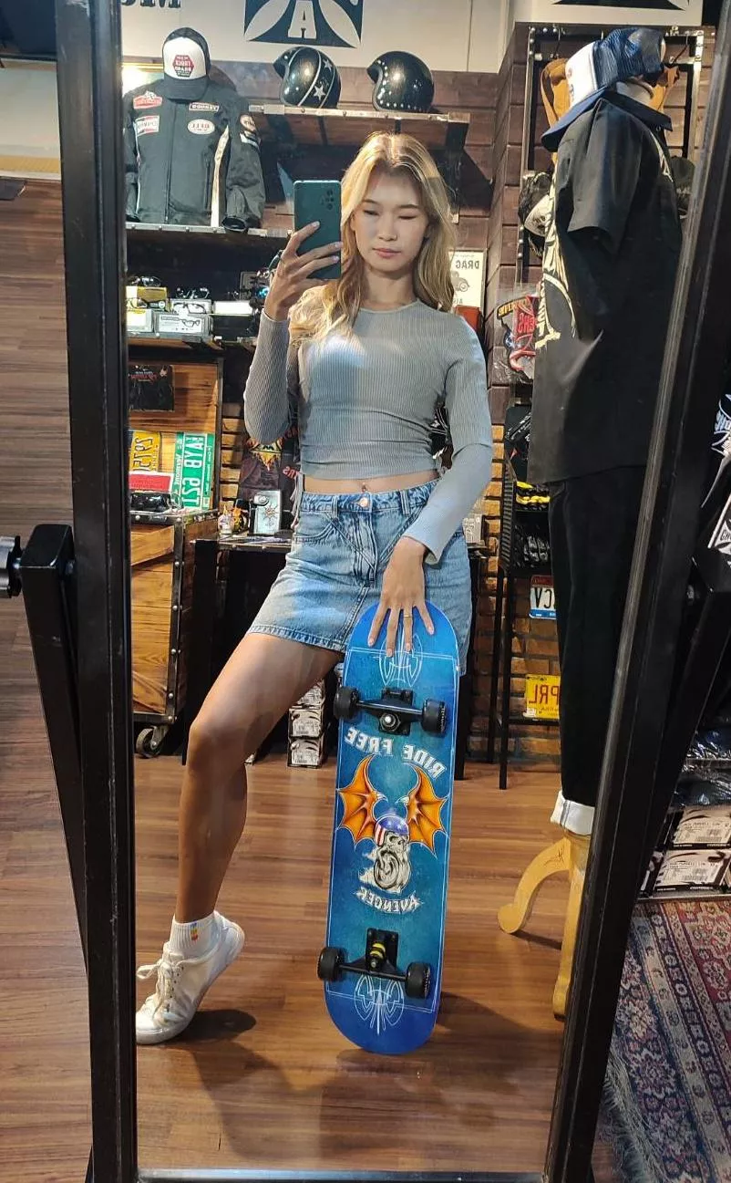 skate girl selfie