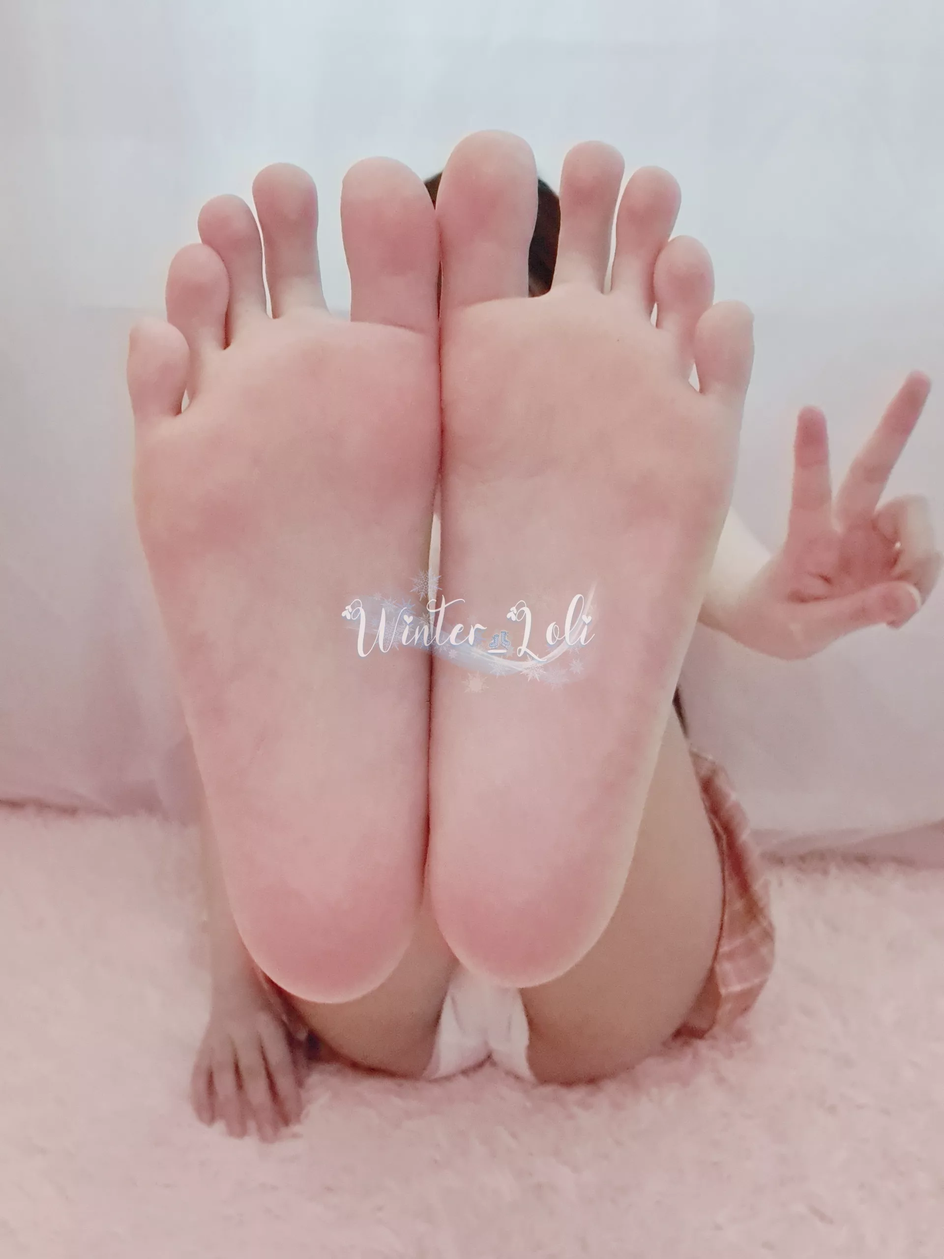 smol girlie feet