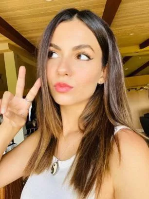 So horny for Victoria Justice right now! Need a bud to drain me for her!