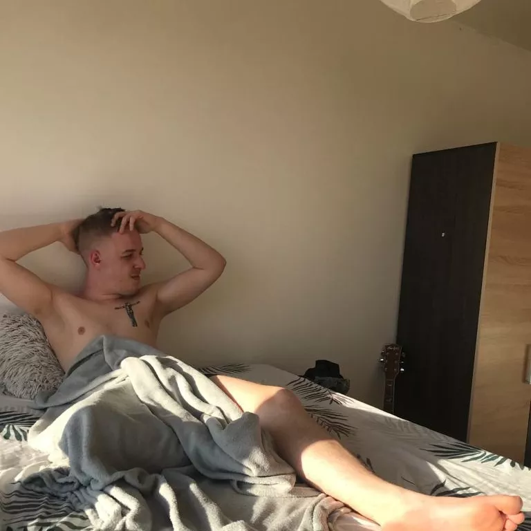 Soft Erotic boy content and more (read bio) 20%off for 1st 20 of you! Reacting on messages at my OF. onlyfans.com/jaxthefrost