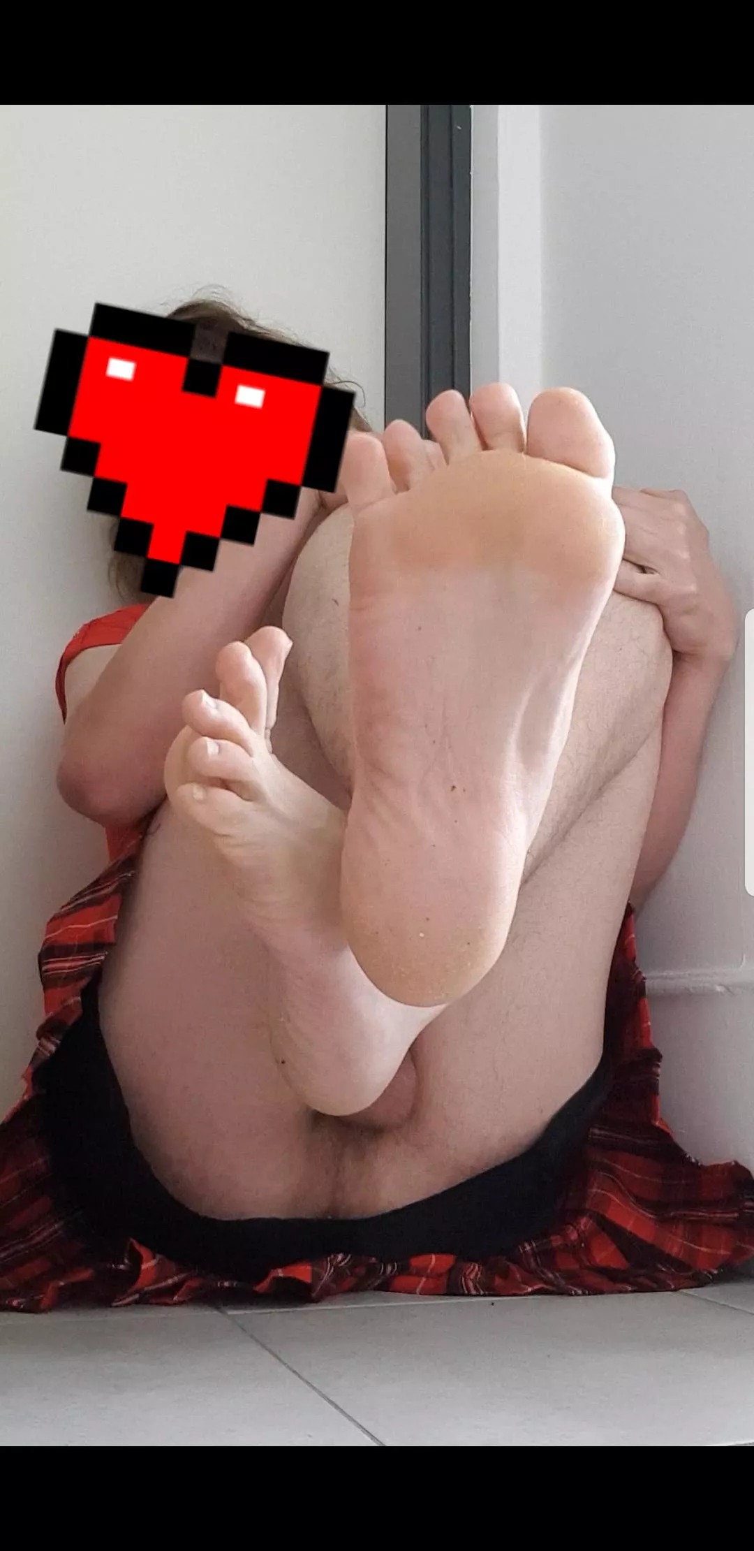 someone to worship my feet ?