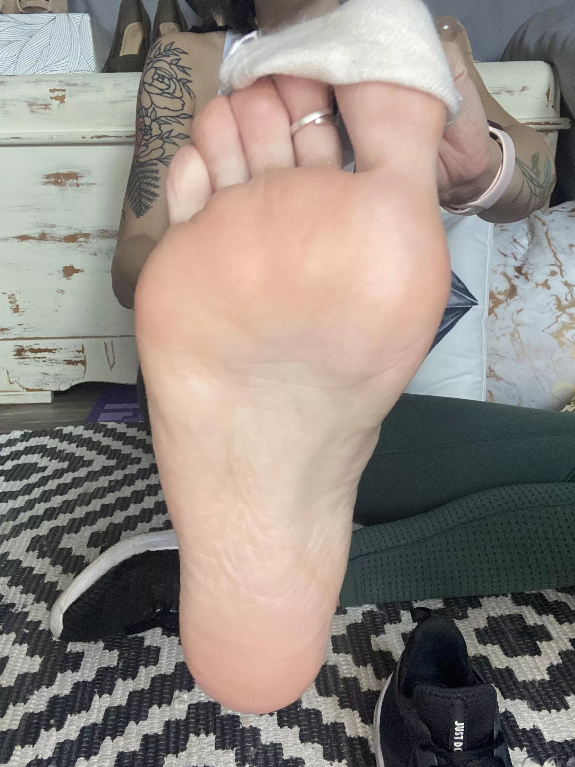 Stinky soft gym feet ready for your face 😍