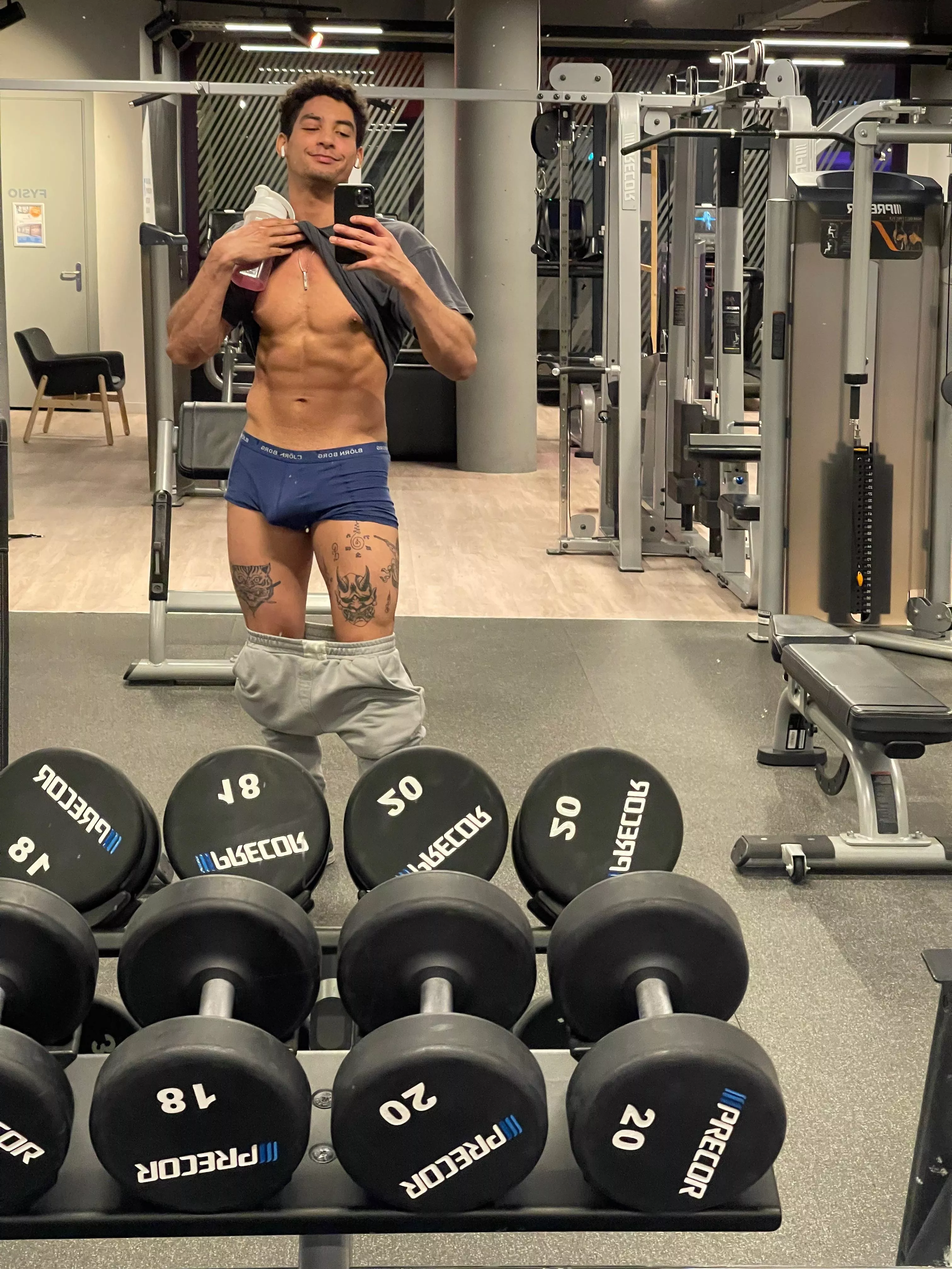 Stripping down in the gymðŸ¤«