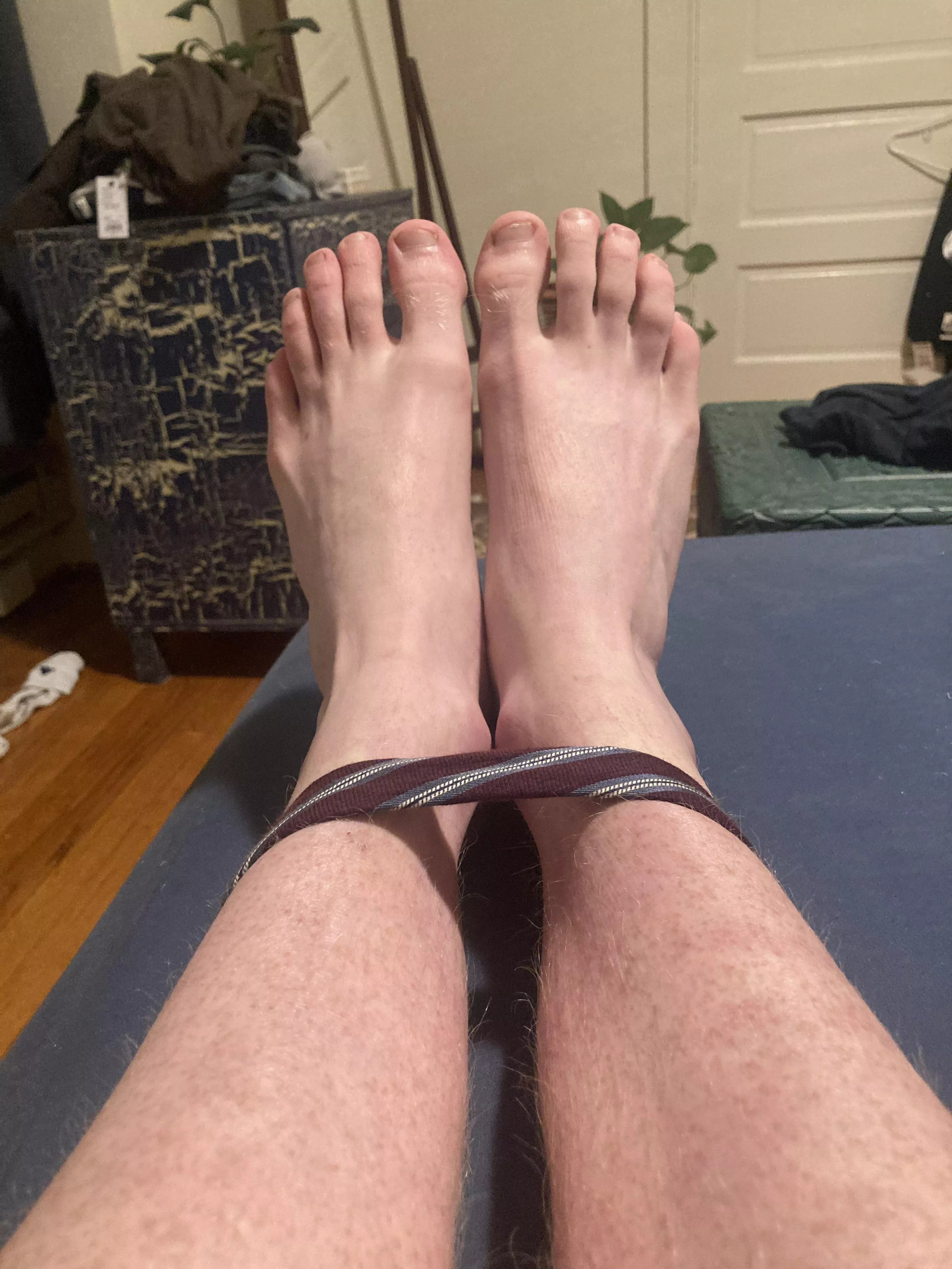 Submissive foot boy here :)