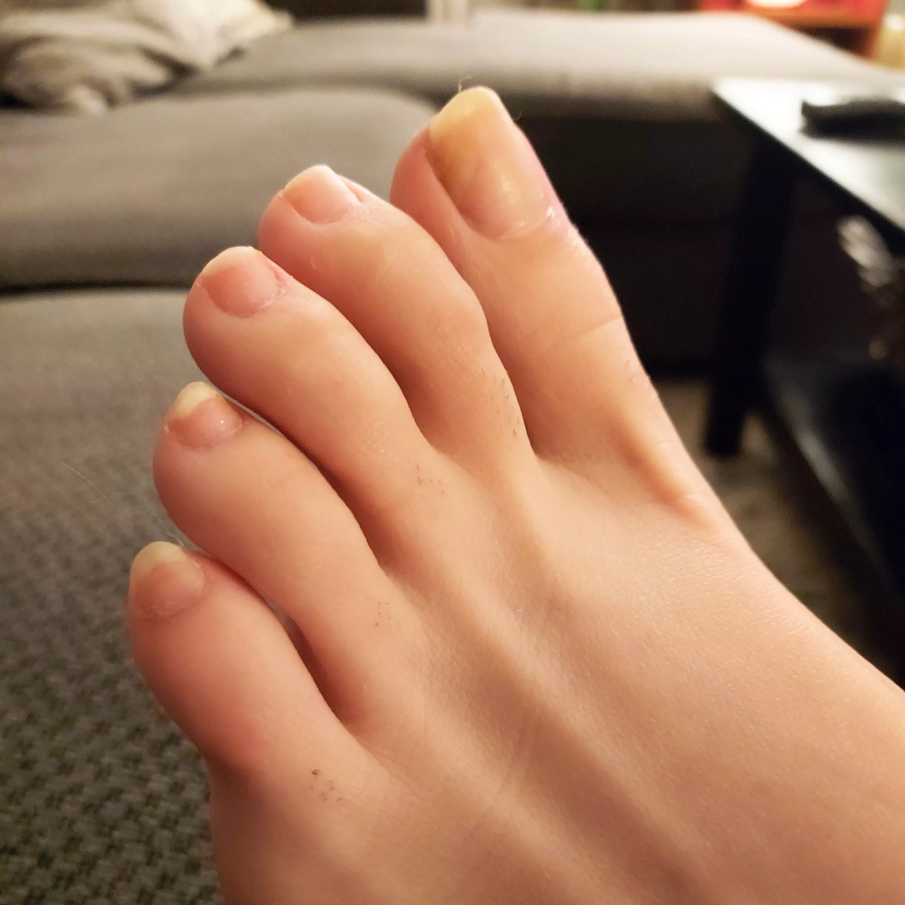 Suck my natural toes 🖤