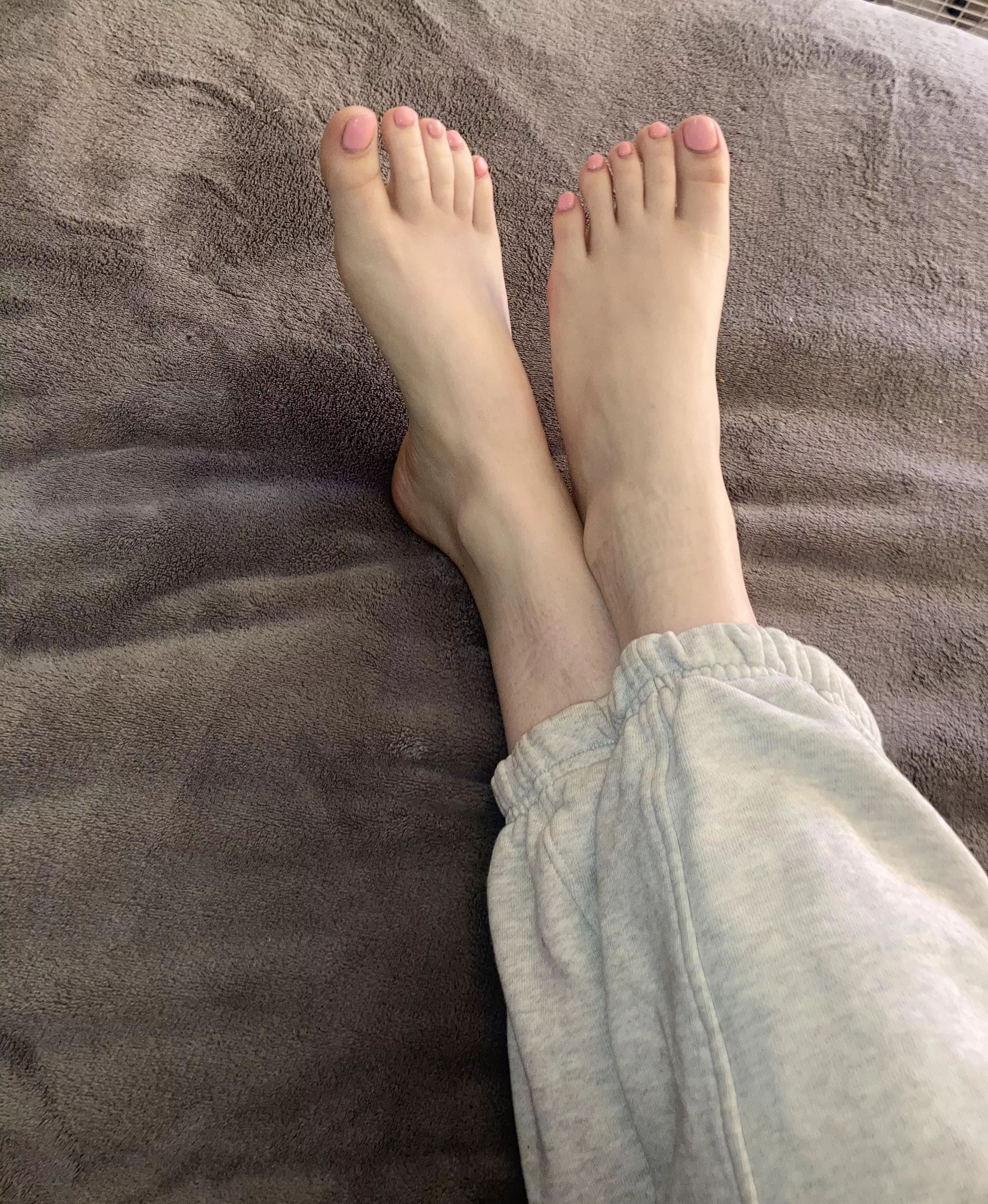 Suckable pretty pink toes ðŸ¤¤