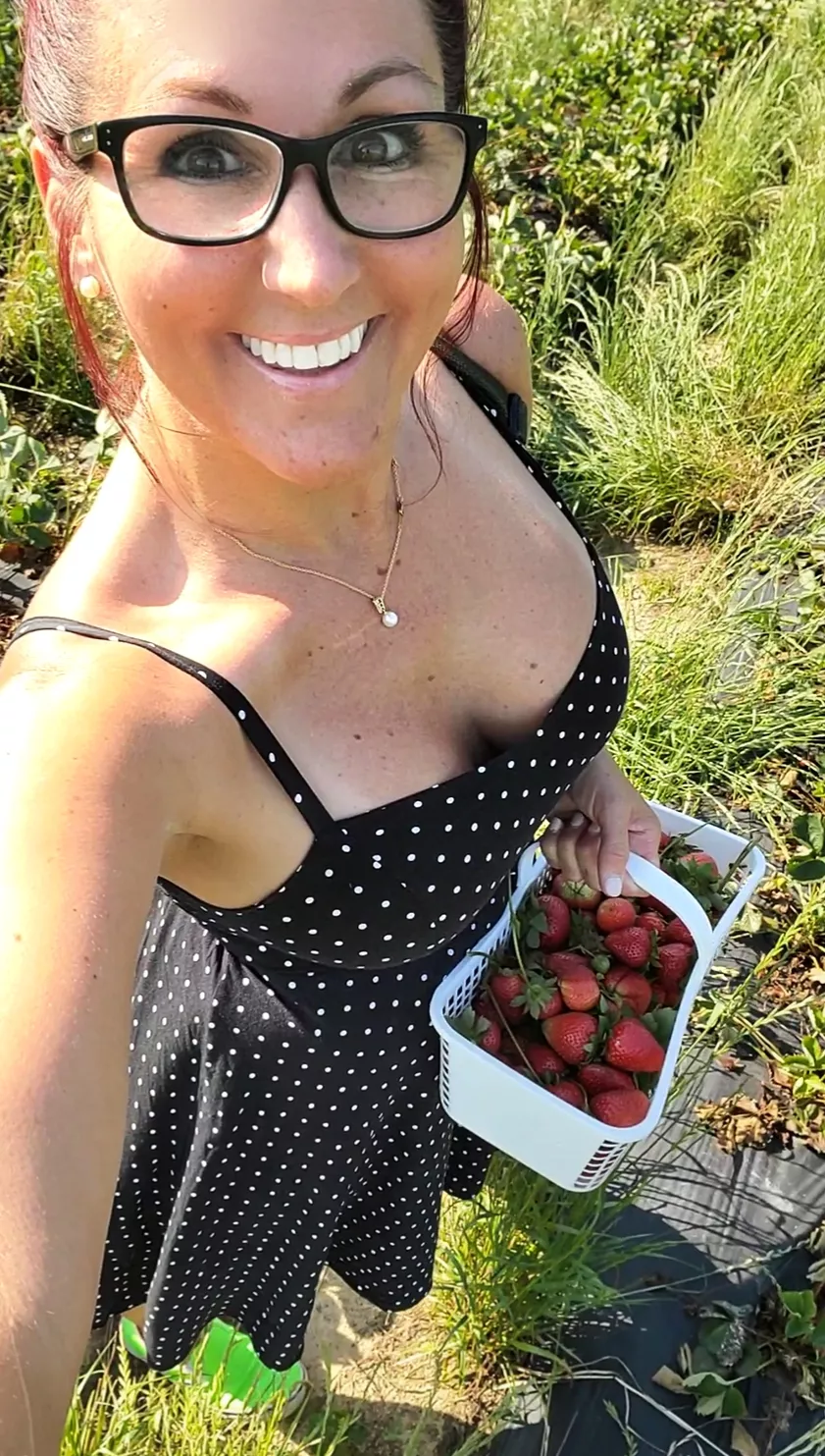 Sunday ðŸ“ Picking! The fresh ones are always juicy! [50F]