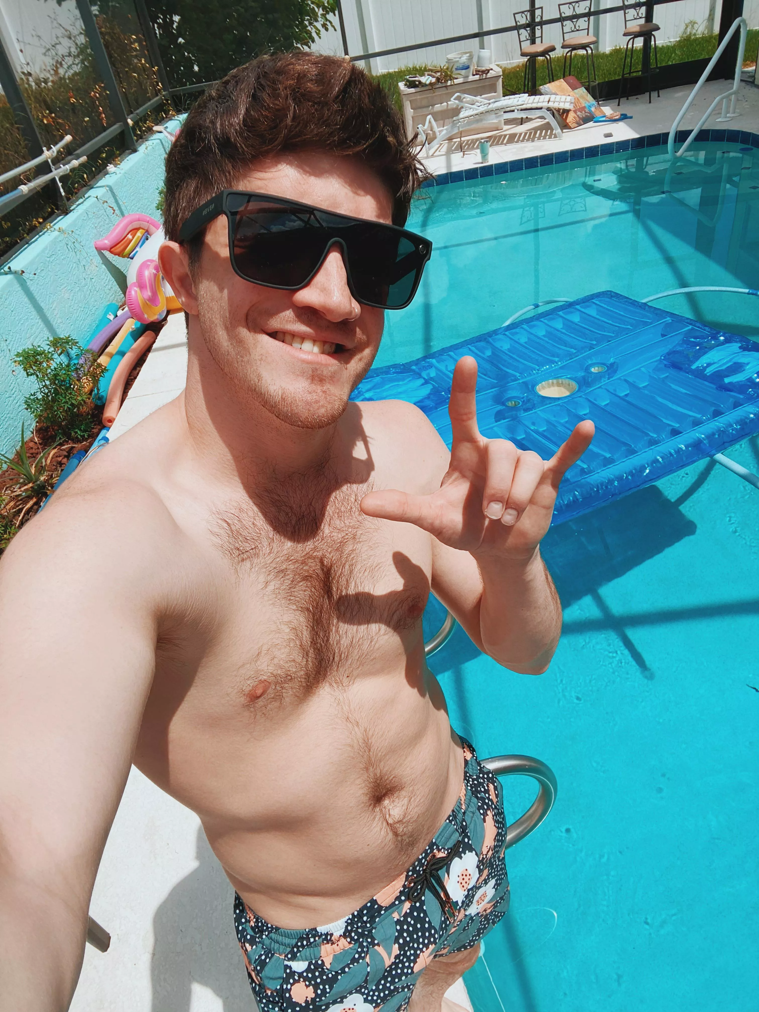 Sunday pool day! Happy Sunday :) 🤟🏻