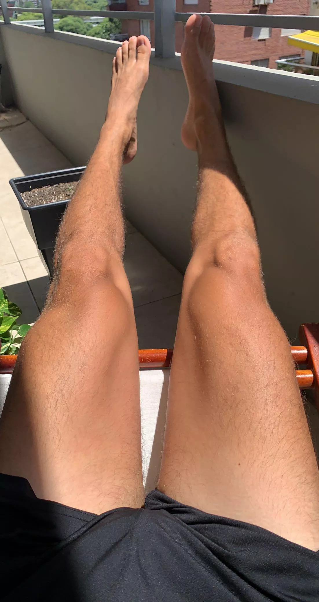 Tanned legs and feet 🦶🏽