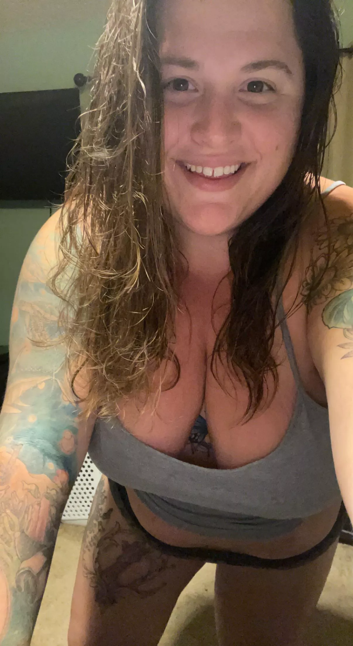 tattooed all natural stoner with big boobs and a seductive smile