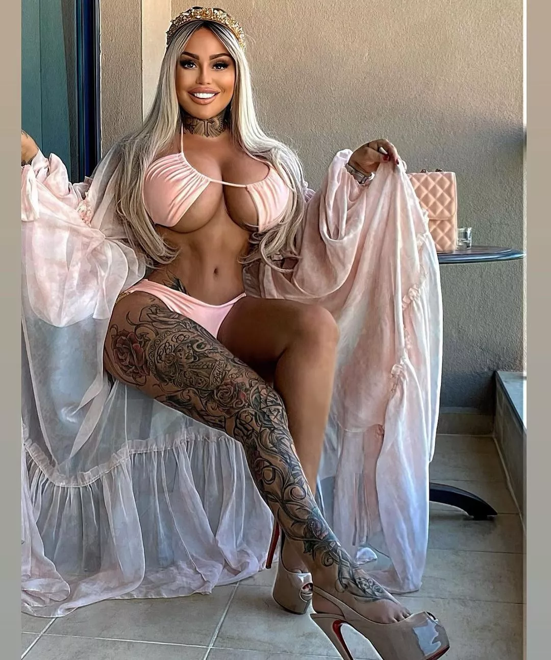 Tattooed bimbo 😍