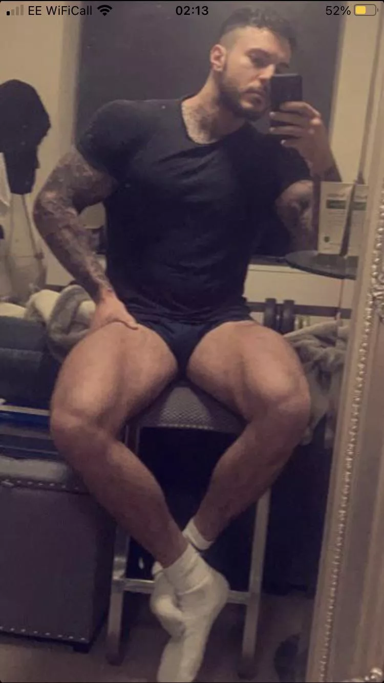 Tattooed muscular alpha male in need of some serious foot worshipping.