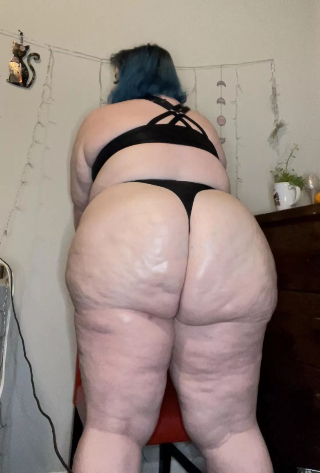 TGIF here’s my huge booty!