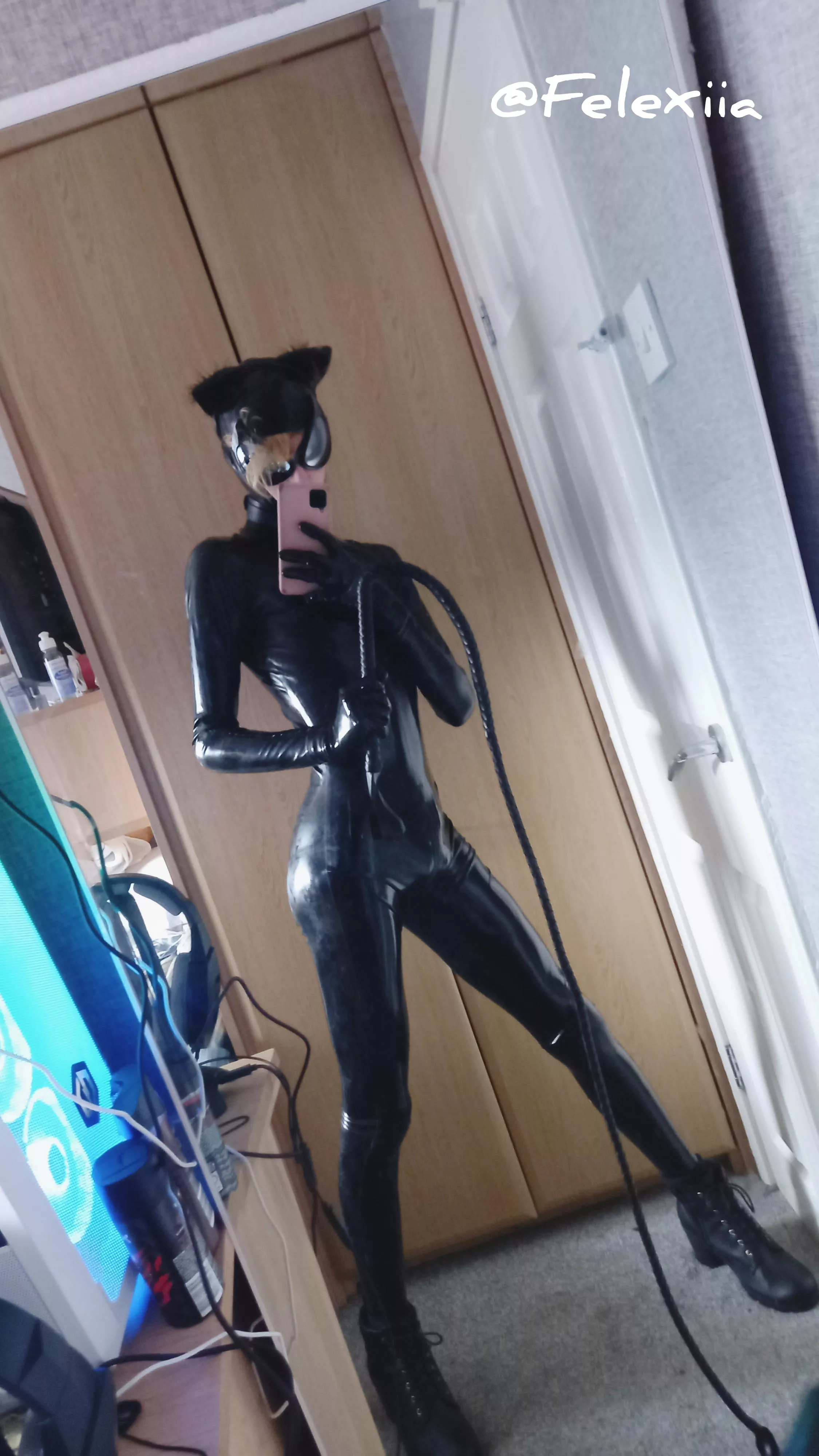 The best cateoman cosplay...is a latex one :3