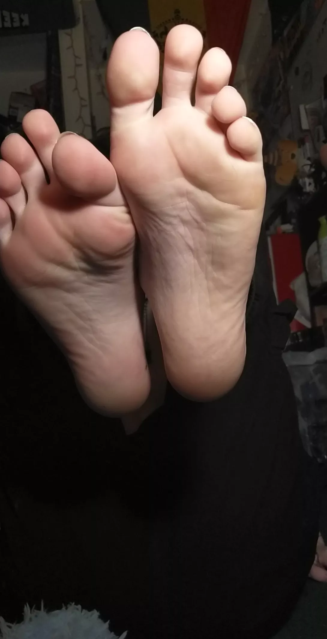 The toes are white!