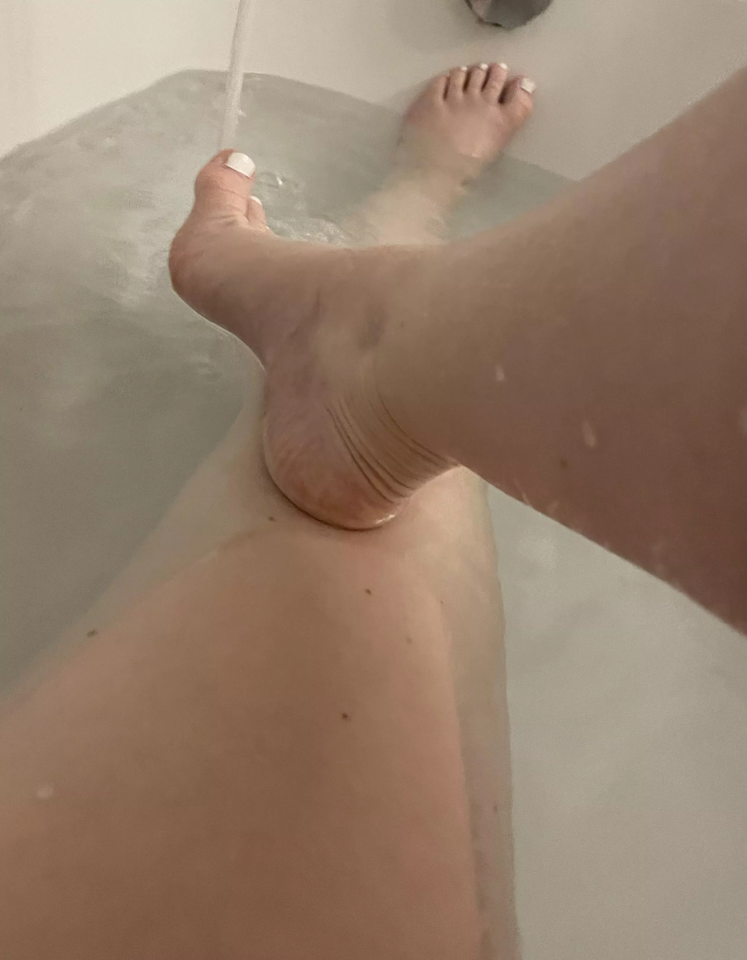 There is nothing better then a nice hot bath ðŸ§¼ Someone wanna wash my feet?