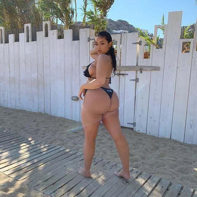 Thick booty in a bikini