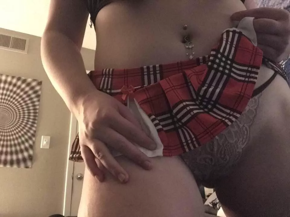 Think anyone will see her panties at the bar in this skirt. [M&F](30,27)