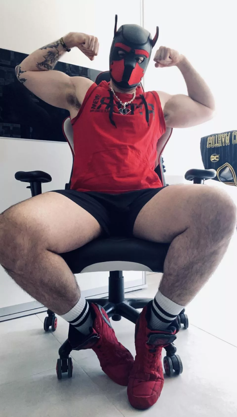 This big pup could use a bit of worshipping 😏