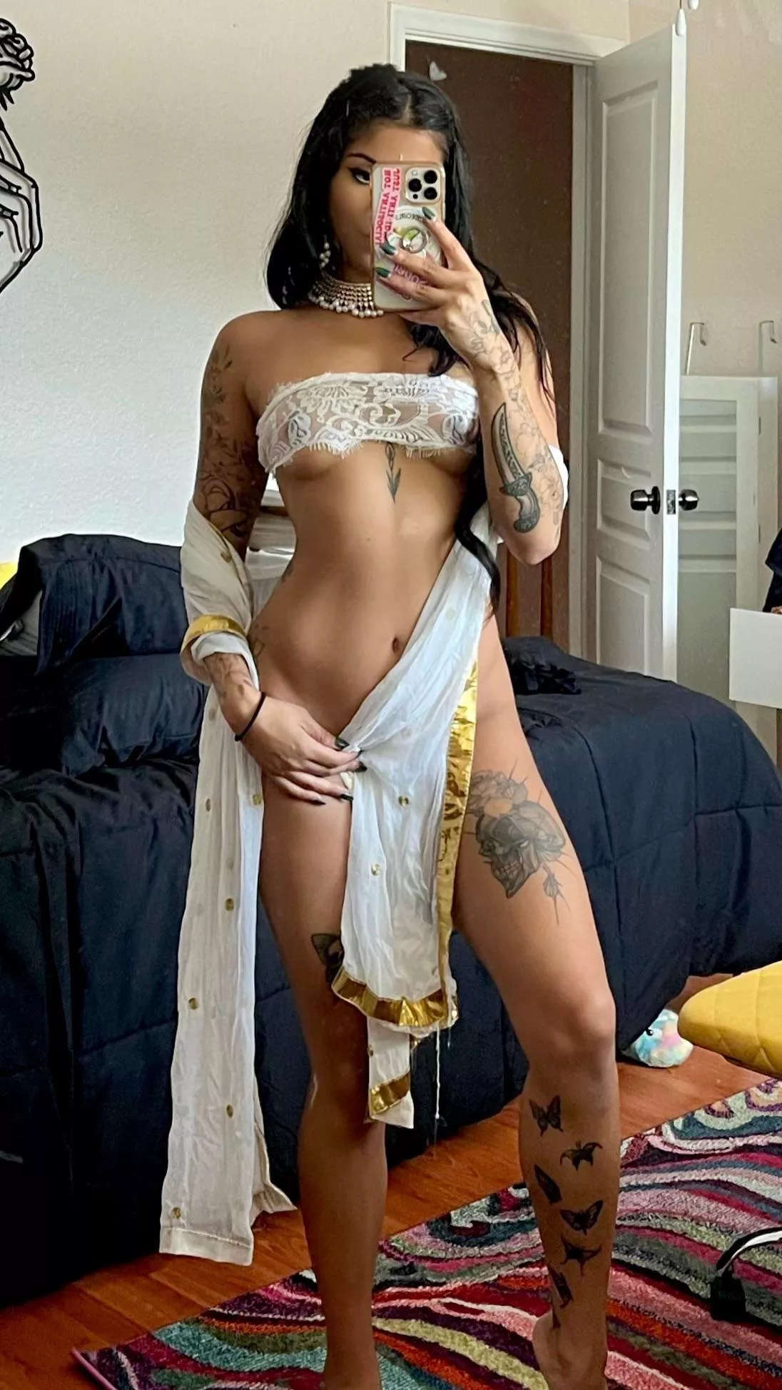 This is my application to be your tatted, Indian Reddit gf. 🥺👉🏽👈🏽