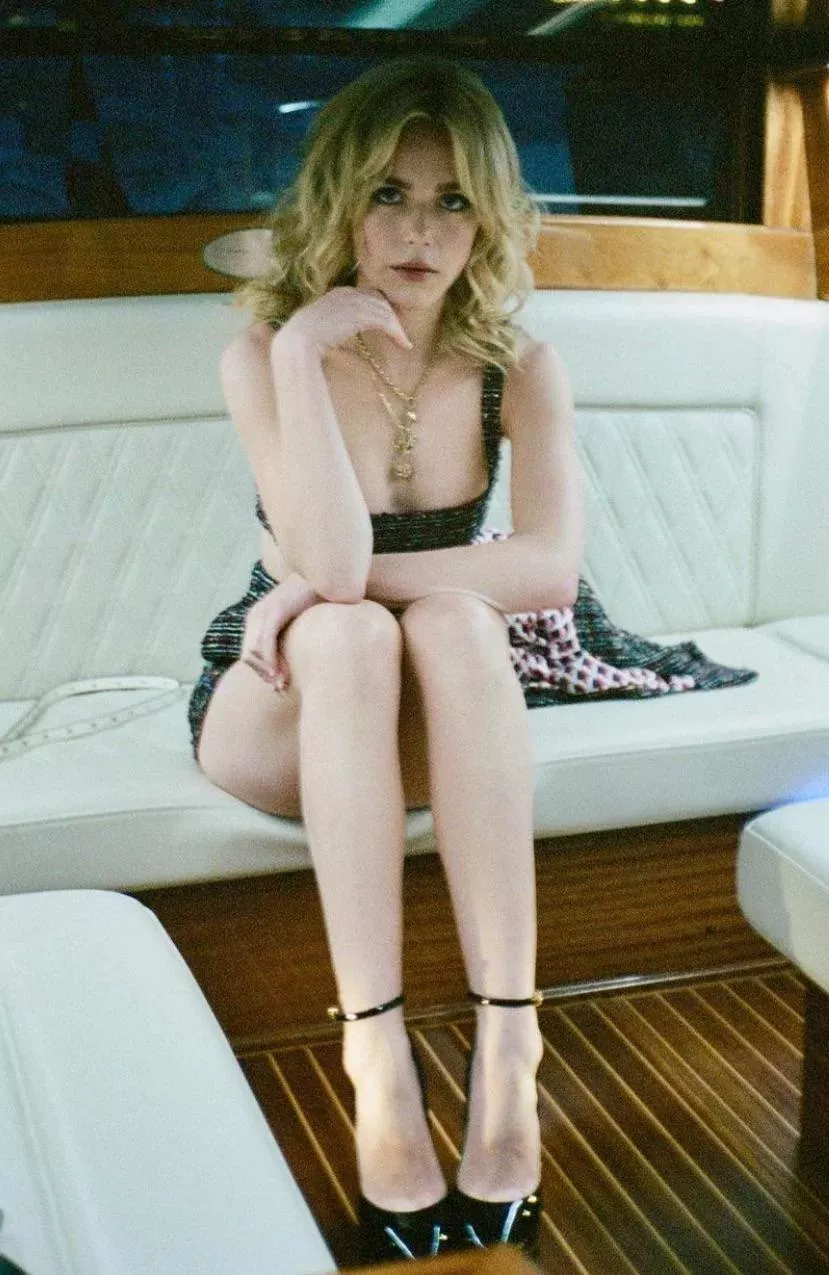 this pic of Kiernan Shipka got me really horny