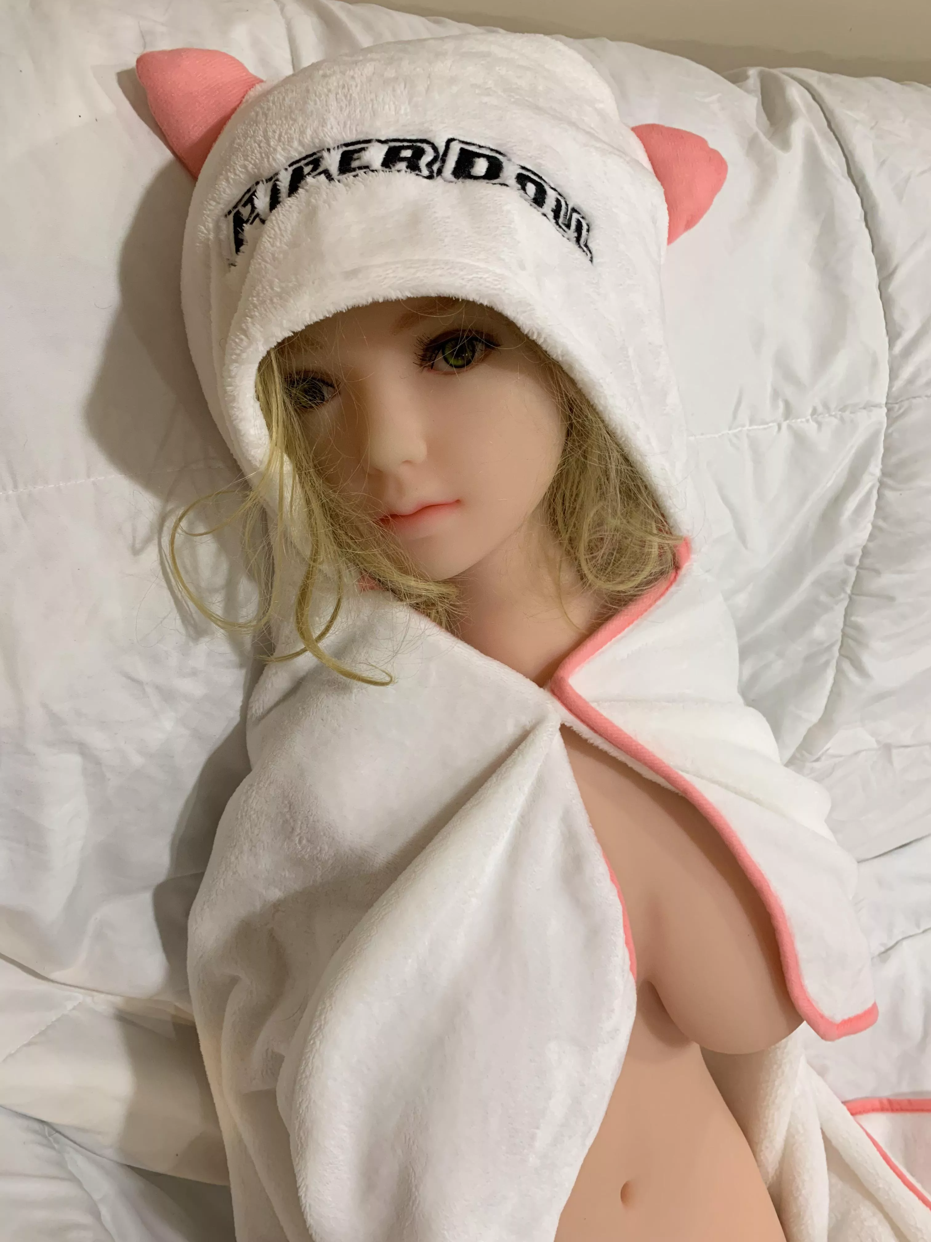 This Piper Doll hoodie blanket is cute af… don’t you agree?! 🥰