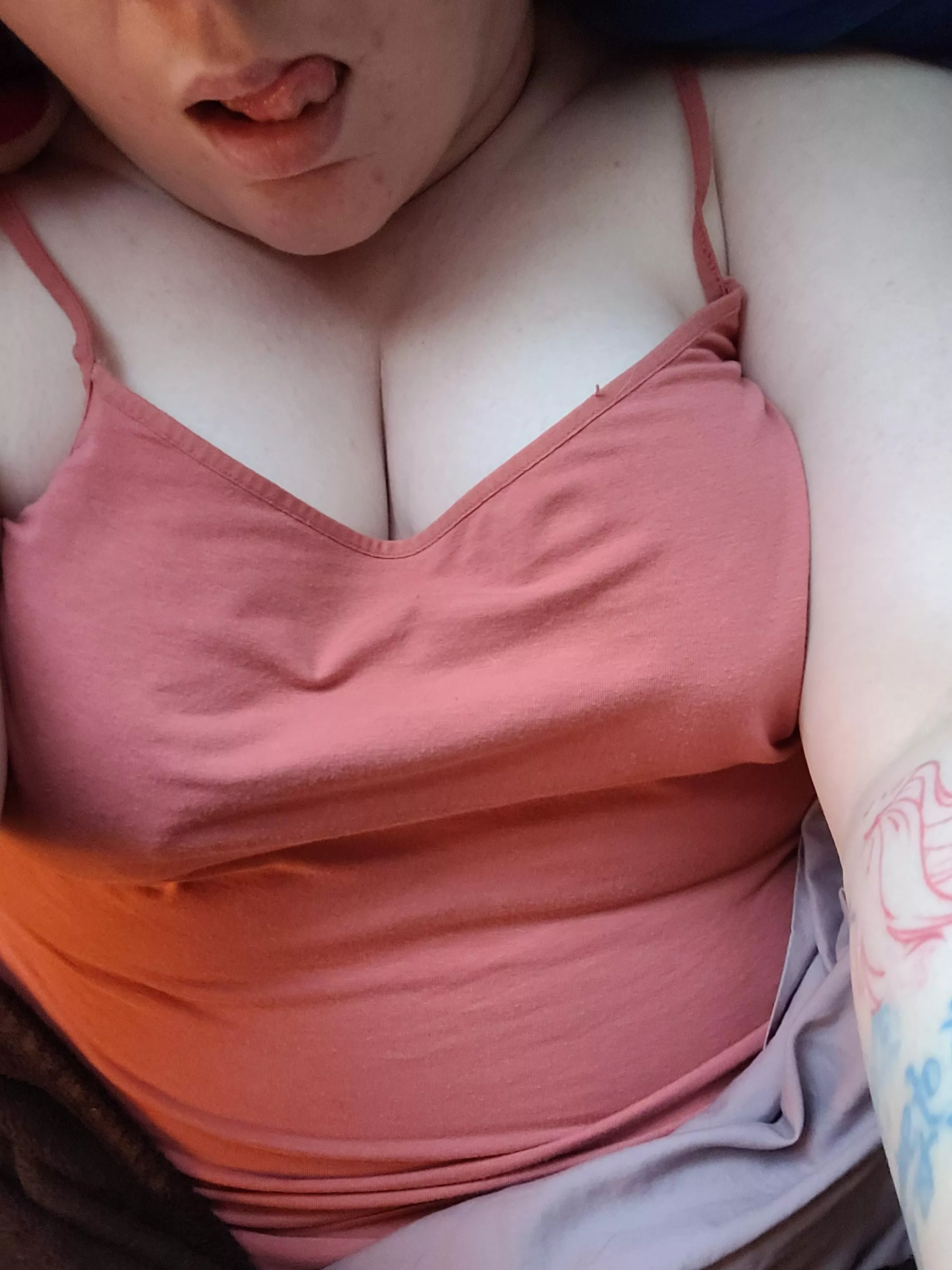 Thought my cleavage looked good and wanted to share. 😉😘