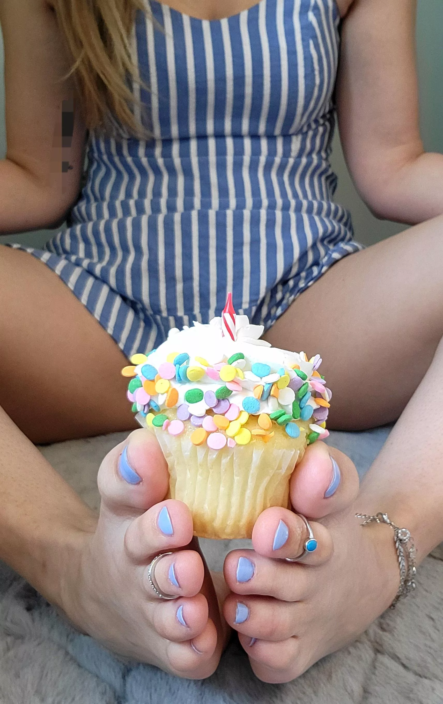 Today's my birthday! Cum over and spoil me with foot massages and maybe after, we can see what your icing looks like covering them hehehe