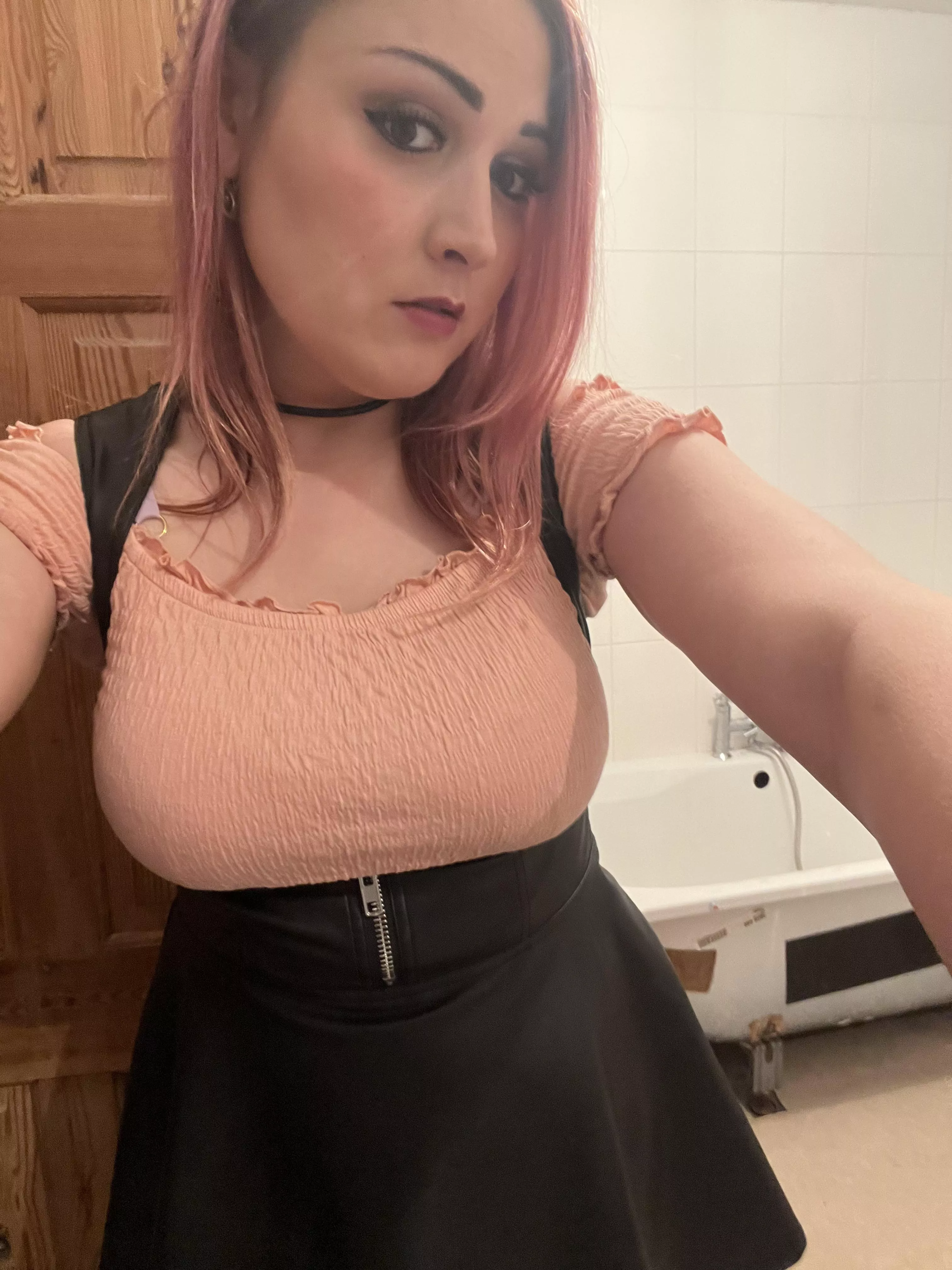 Tonightâ€™s outfit for going to the pub with friends. Added a leather jacket to complete the look