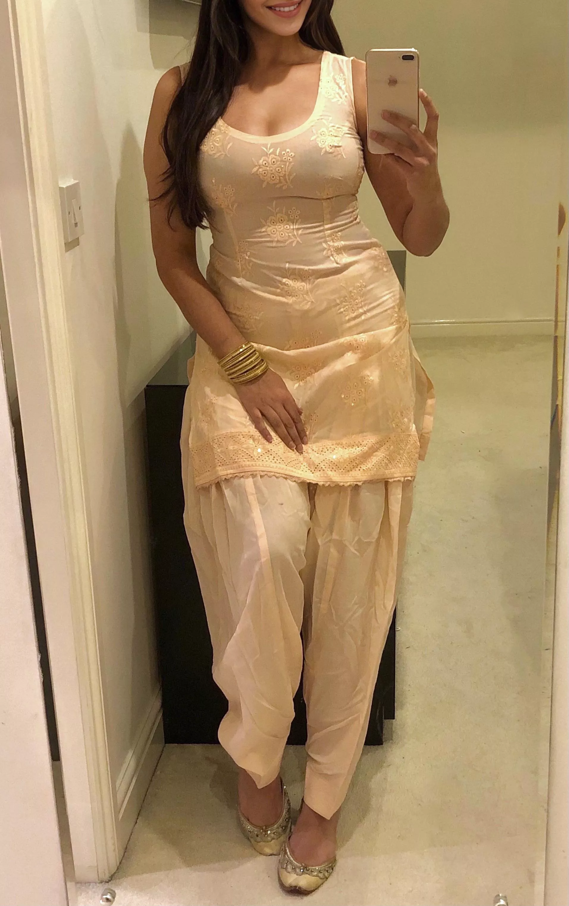 Traditional outfits always look better with no underwear on...🤭🧡 British Punjabi Indian