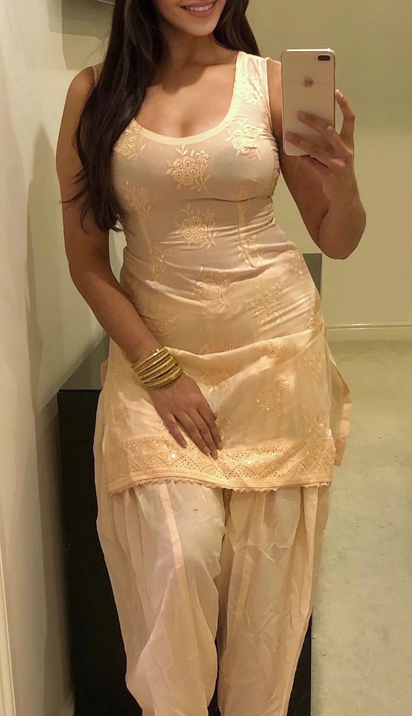 Traditional outfits always look better with no underwear on...🤭🧡 British Punjabi Indian