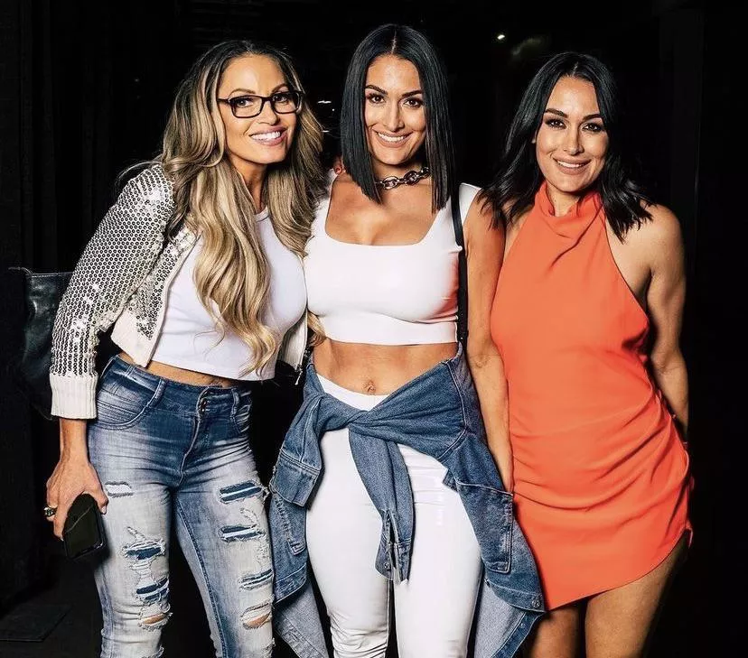 Trish Stratus & The Bellaâ€™s ðŸ¥µðŸ¥µ