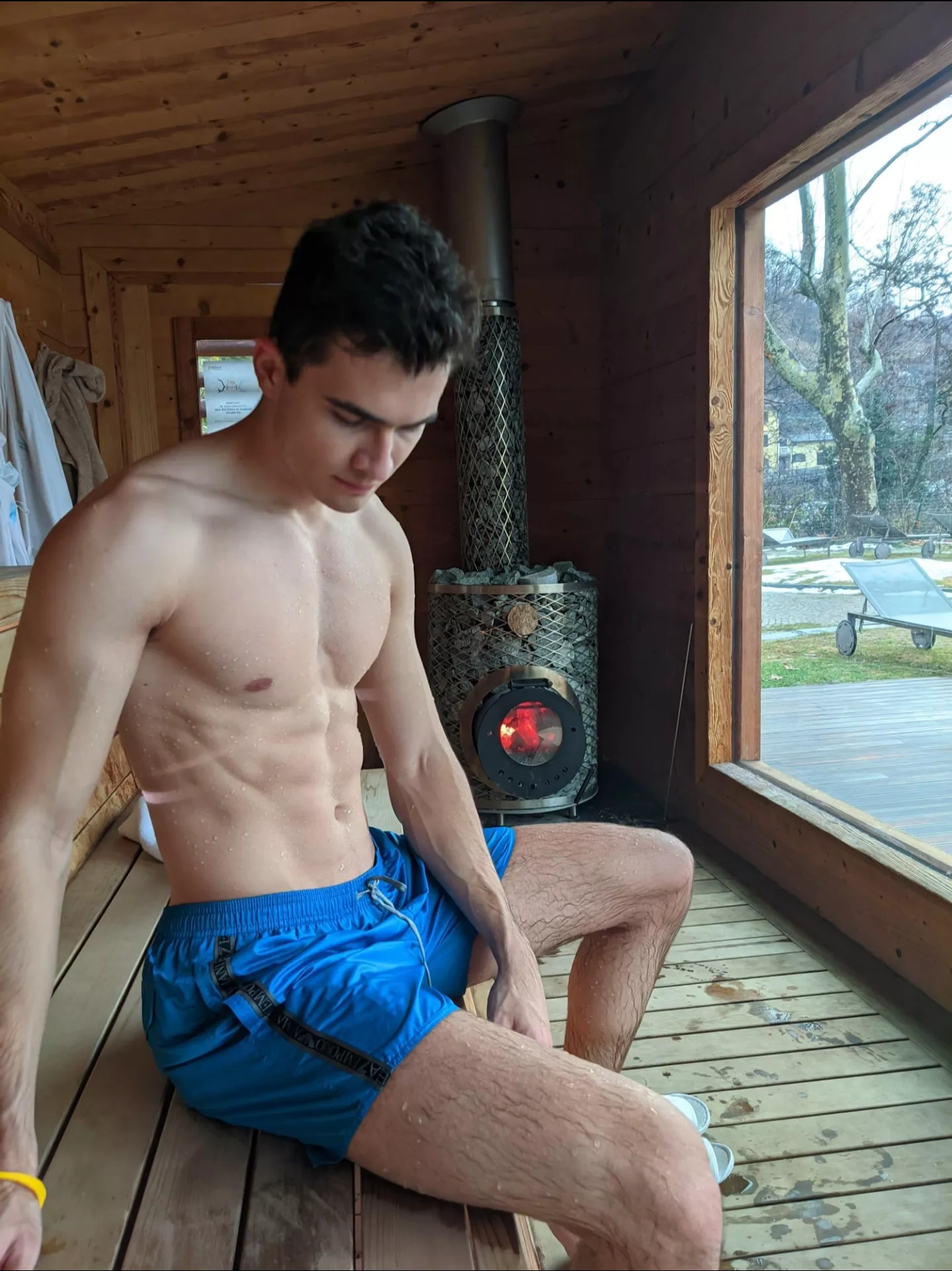 trying to act sexy in this hit sauna ðŸ˜‰ 24 [m]