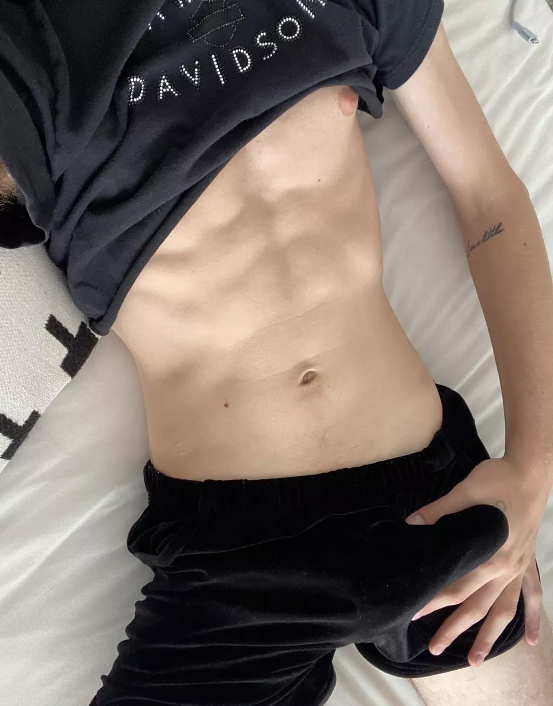 Twink 18, my bulges💦 Do you like?