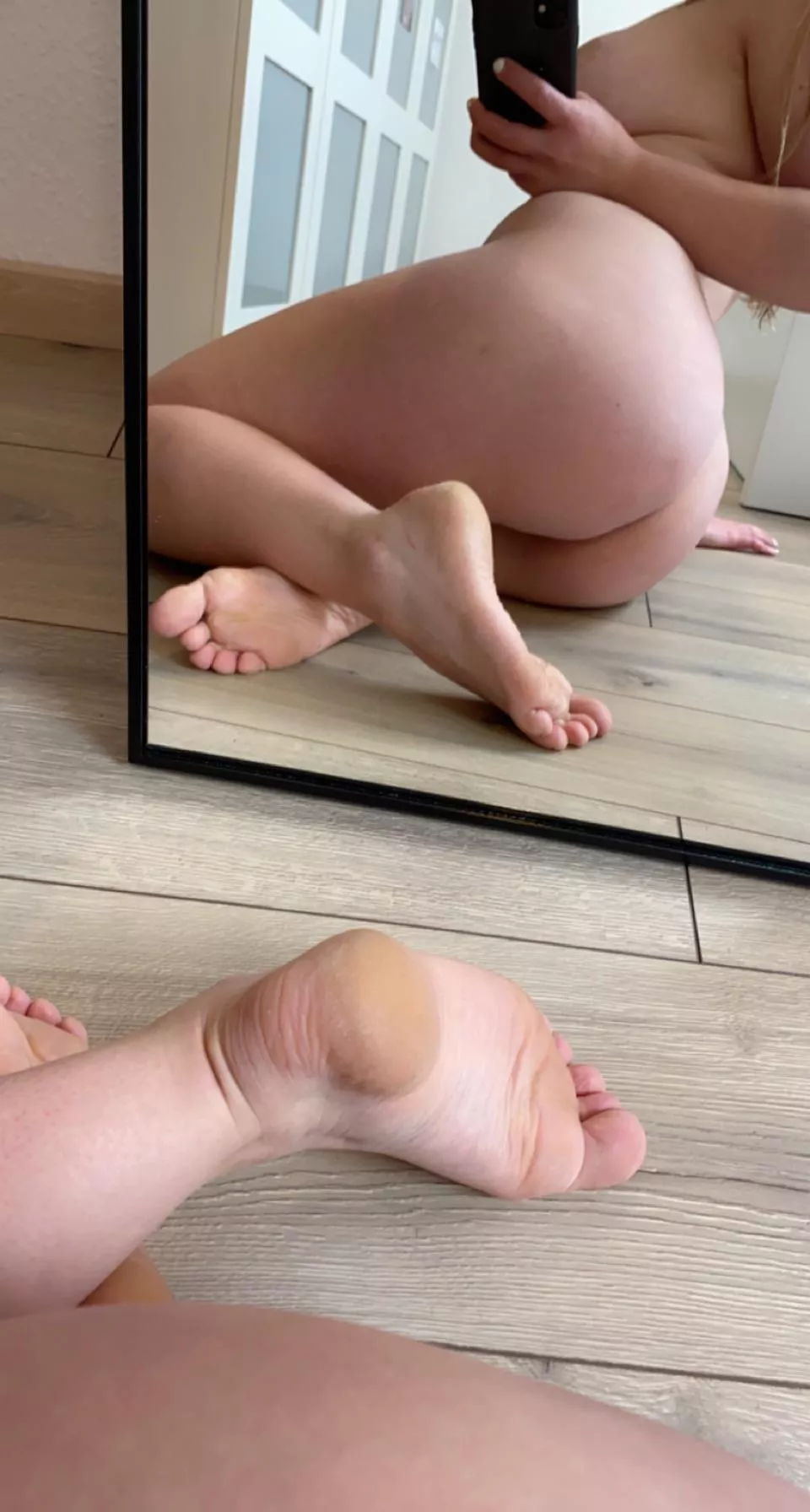 Upvote if you would like to suck my feet ðŸ‘…