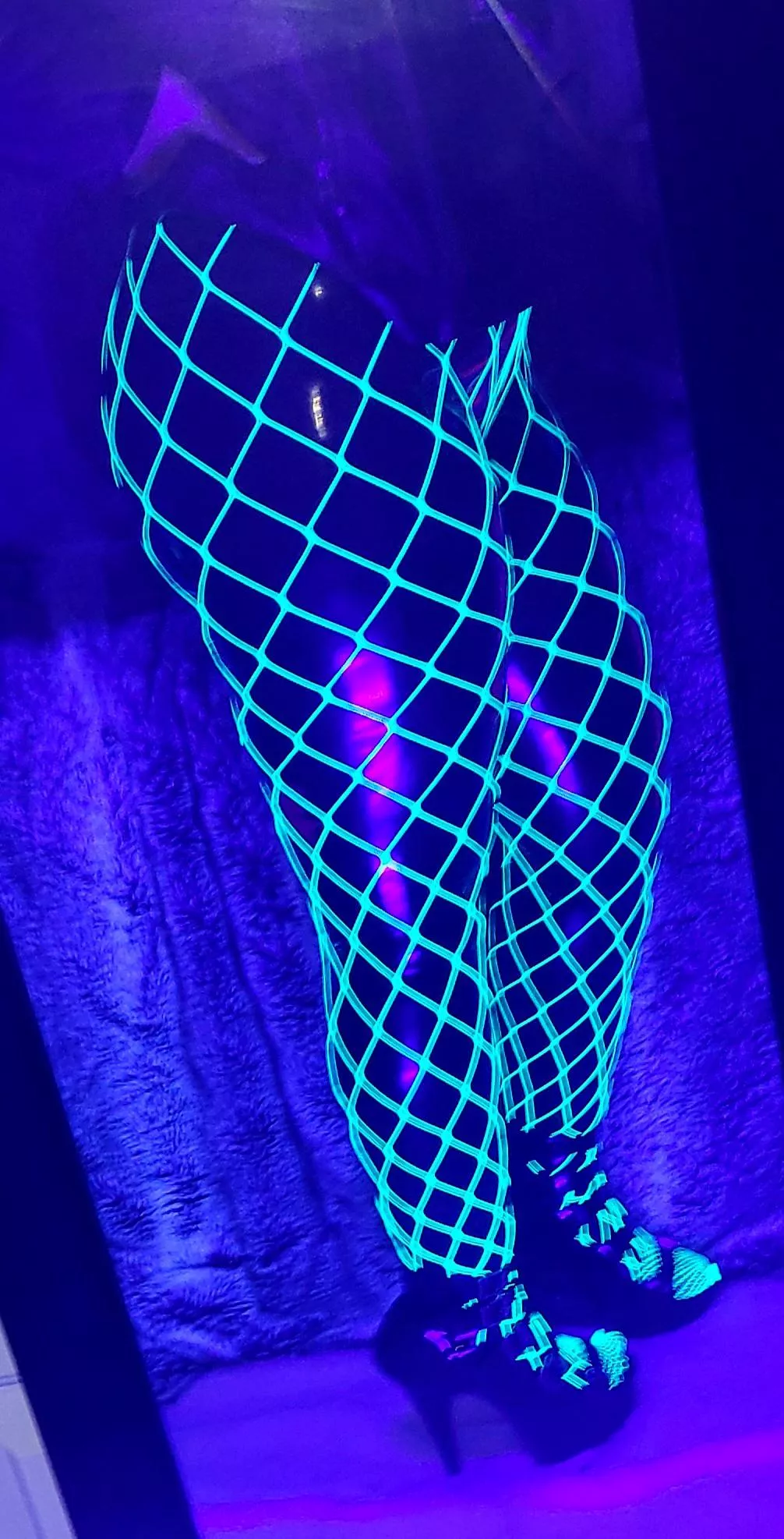 UV fishnets over black latex 💚